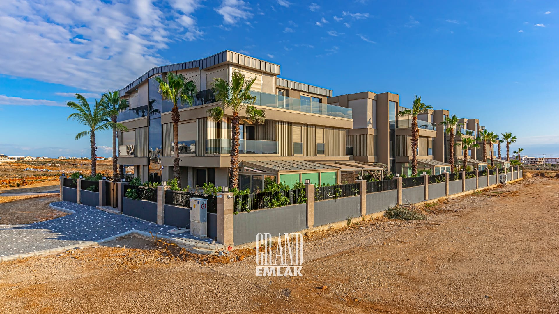 Antalya Kemerağzı’nda, Lüks Site İçinde Özel Havuzlu ve Asansörlü 5+2 Satılık Villa (1) – Kopya