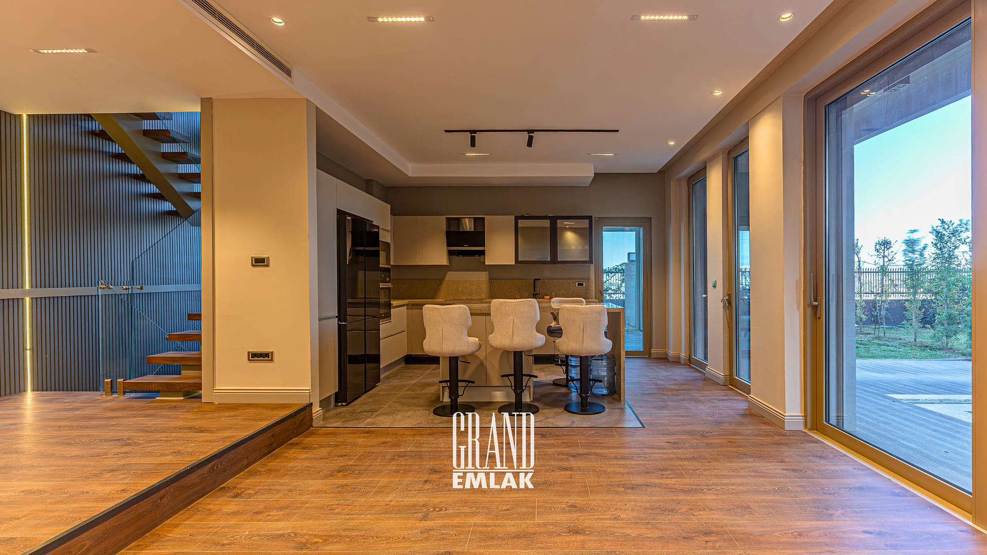 Antalya Kemerağzı’nda, Lüks Site İçinde Özel Havuzlu ve Asansörlü 5+2 Satılık Villa (19)