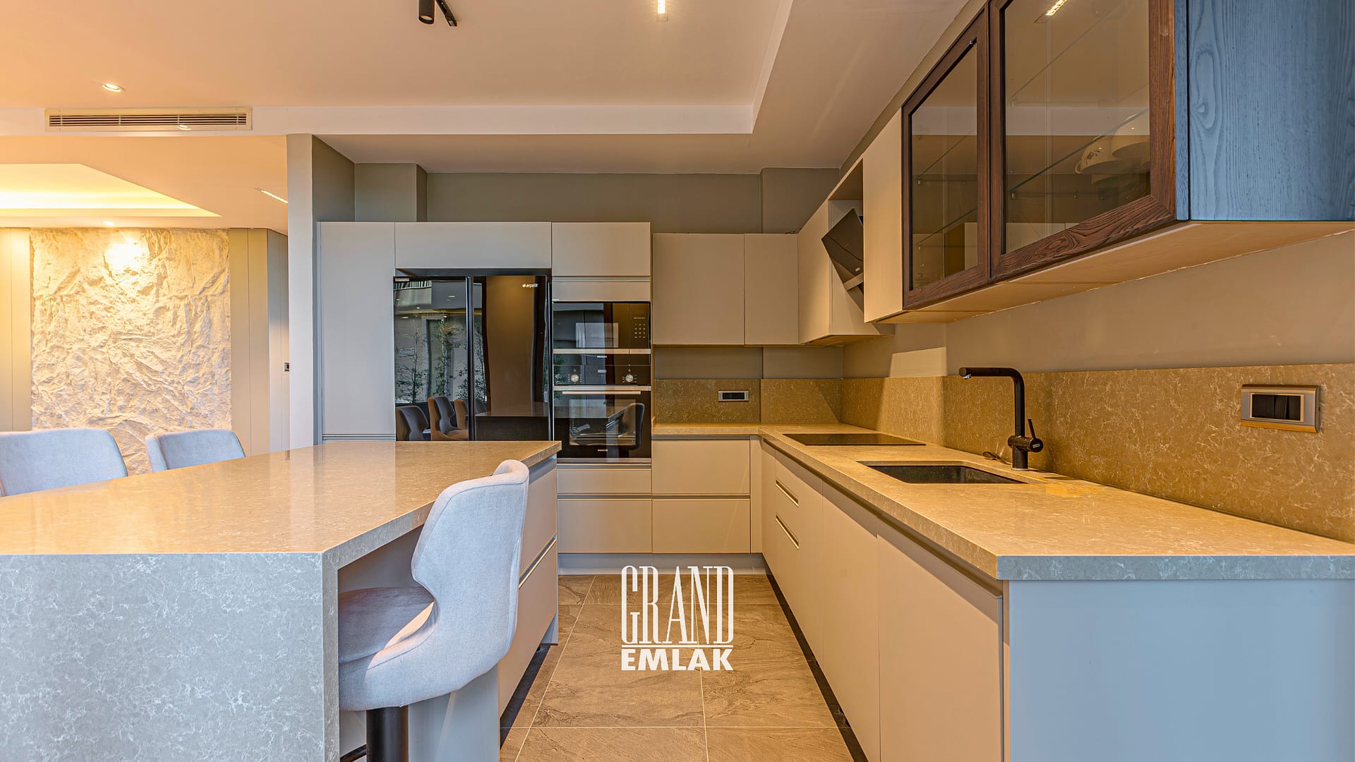 Antalya Kemerağzı’nda, Lüks Site İçinde Özel Havuzlu ve Asansörlü 5+2 Satılık Villa (20)