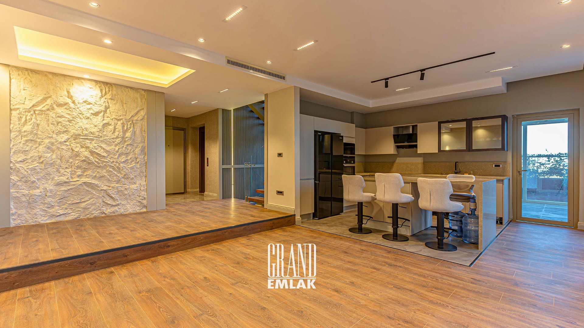 Antalya Kemerağzı’nda, Lüks Site İçinde Özel Havuzlu ve Asansörlü 5+2 Satılık Villa (22)