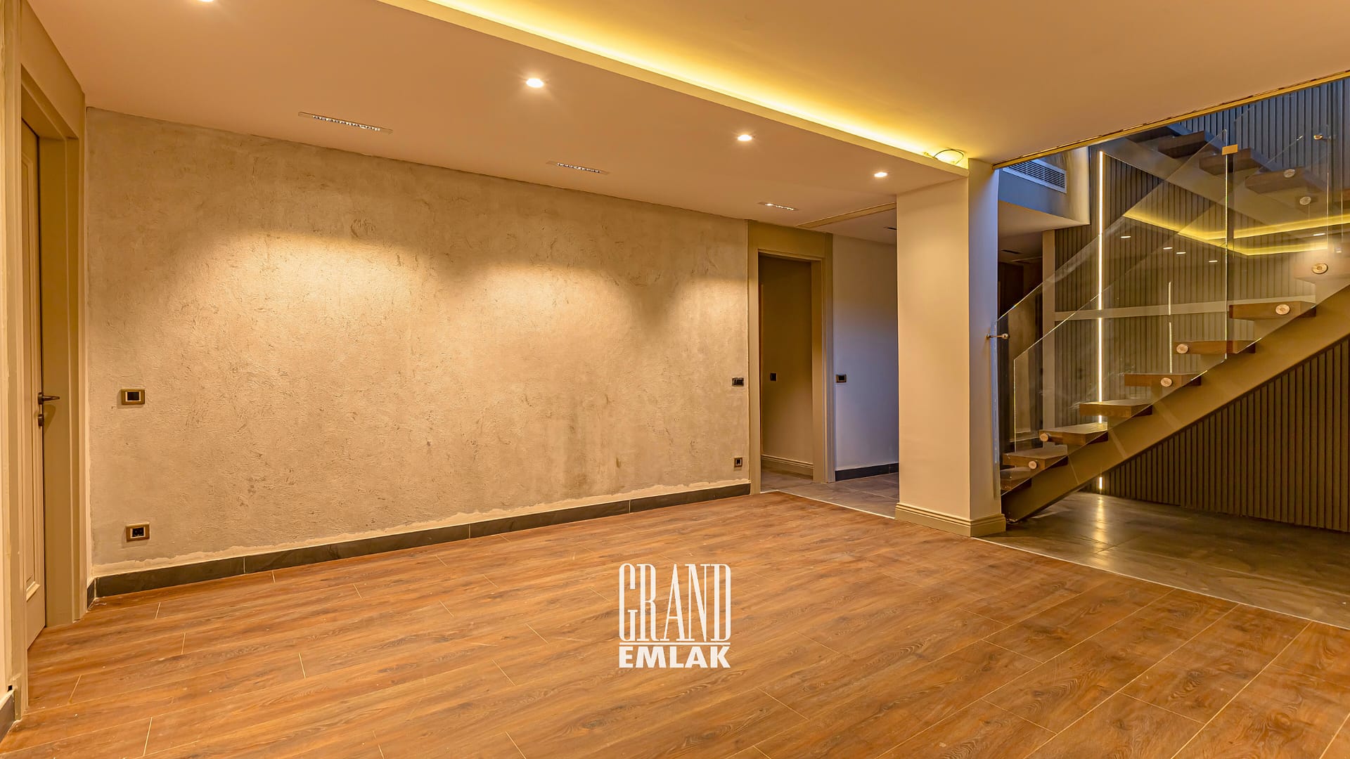 Antalya Kemerağzı’nda, Lüks Site İçinde Özel Havuzlu ve Asansörlü 5+2 Satılık Villa (25)