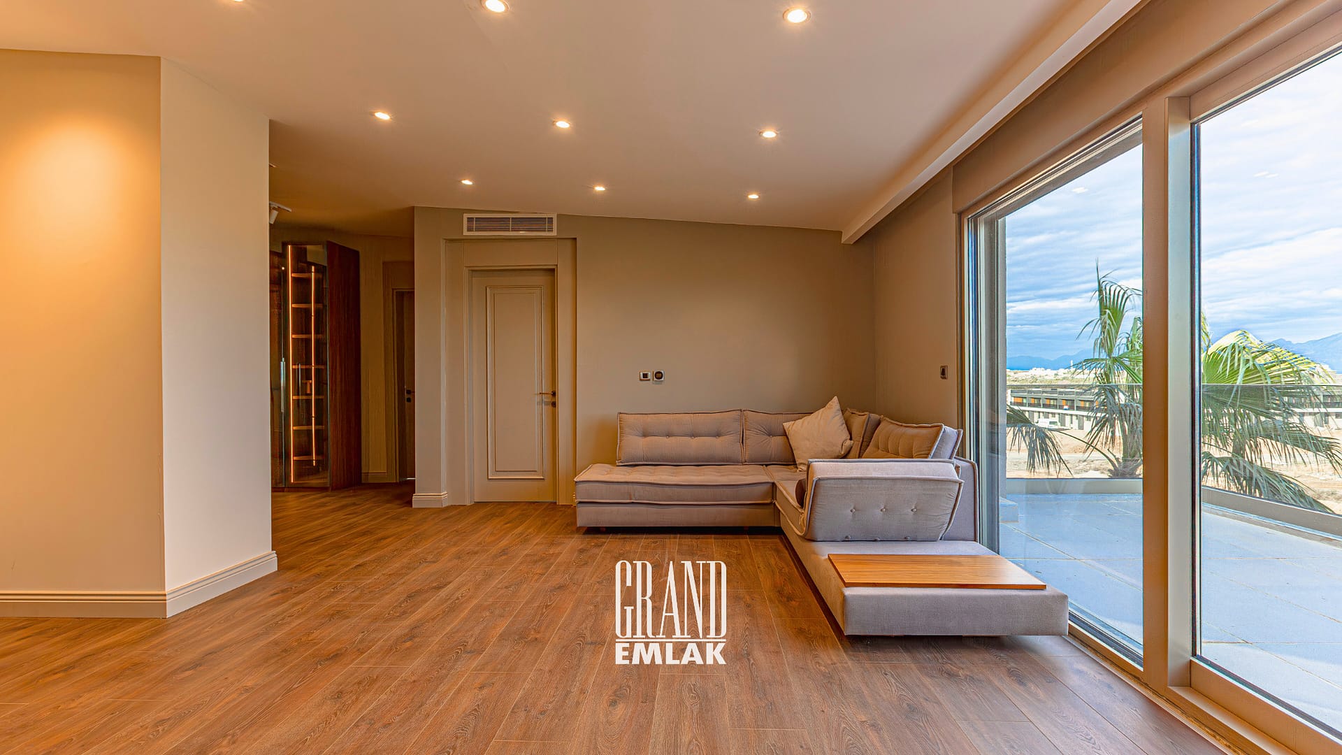 Antalya Kemerağzı’nda, Lüks Site İçinde Özel Havuzlu ve Asansörlü 5+2 Satılık Villa (31)