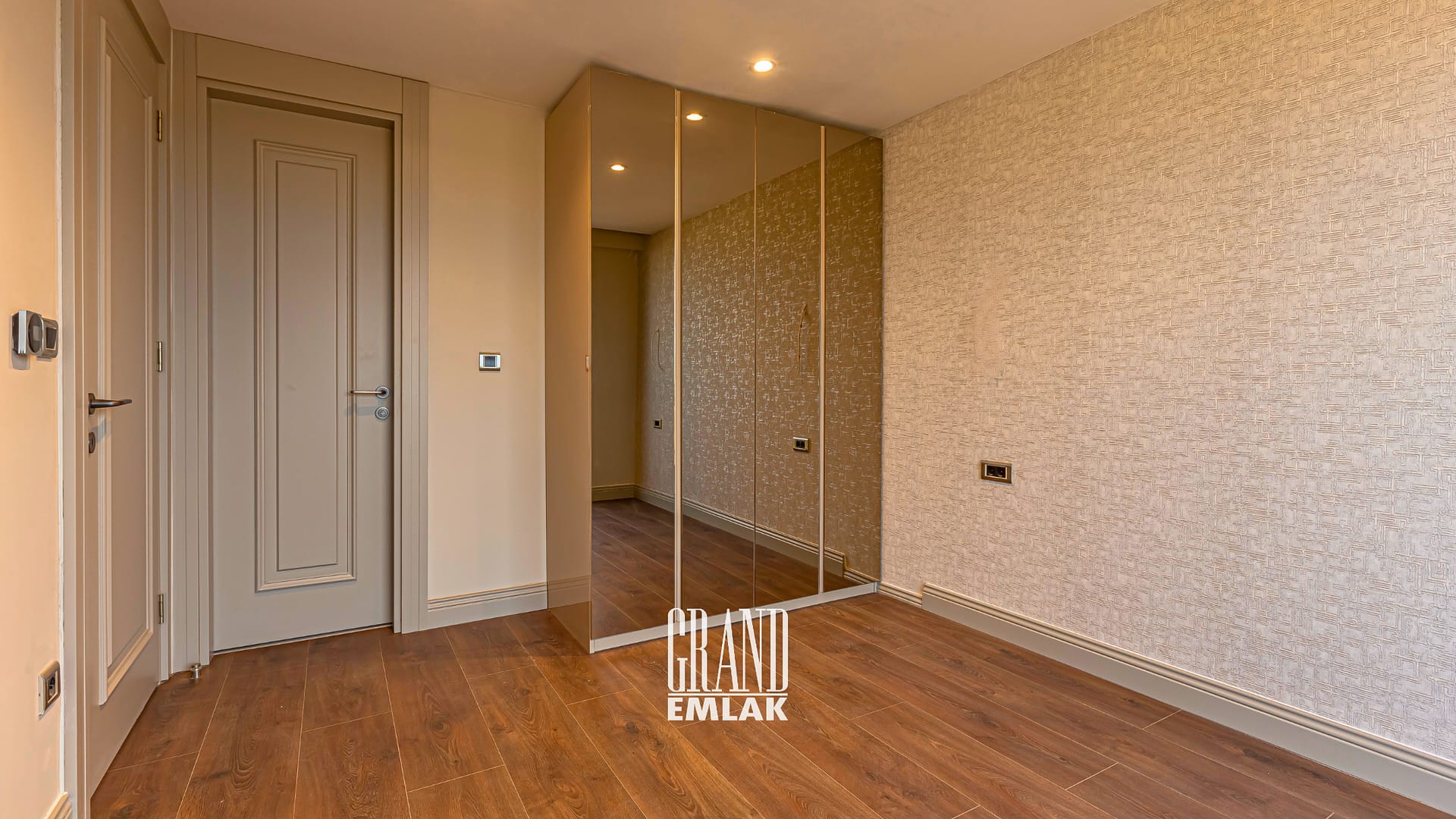 Antalya Kemerağzı’nda, Lüks Site İçinde Özel Havuzlu ve Asansörlü 5+2 Satılık Villa (41)