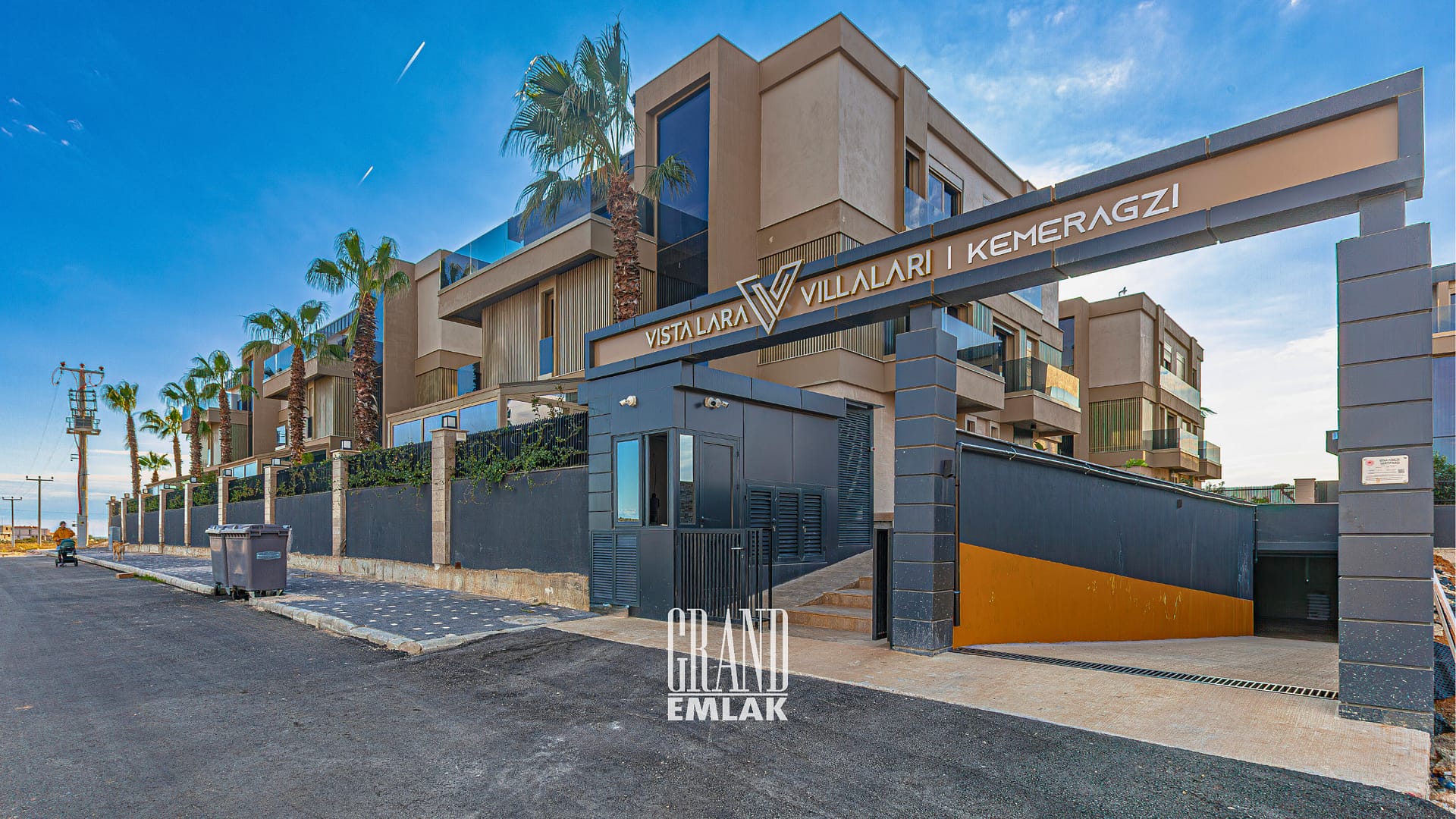 Antalya Kemerağzı’nda, Lüks Site İçinde Özel Havuzlu ve Asansörlü 5+2 Satılık Villa (6)