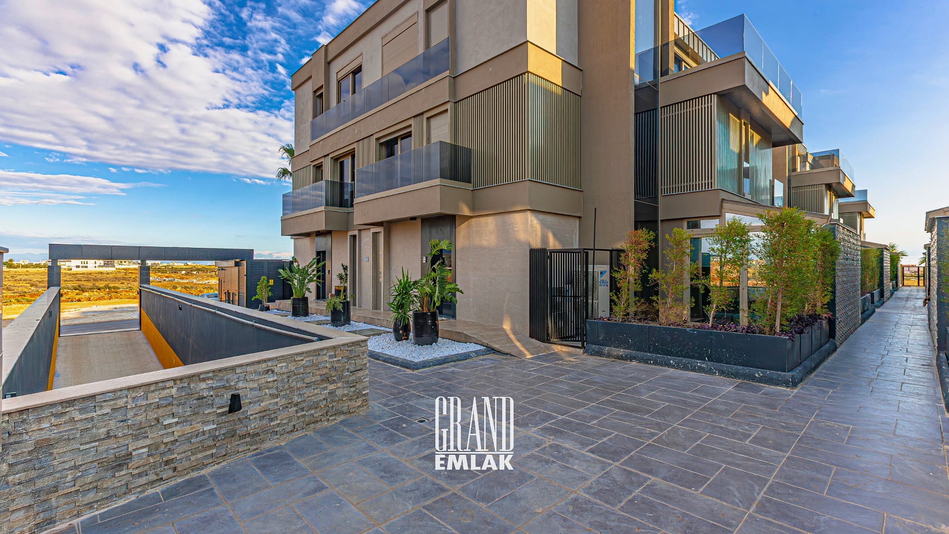 Antalya Kemerağzı’nda, Lüks Site İçinde Özel Havuzlu ve Asansörlü 5+2 Satılık Villa (7)