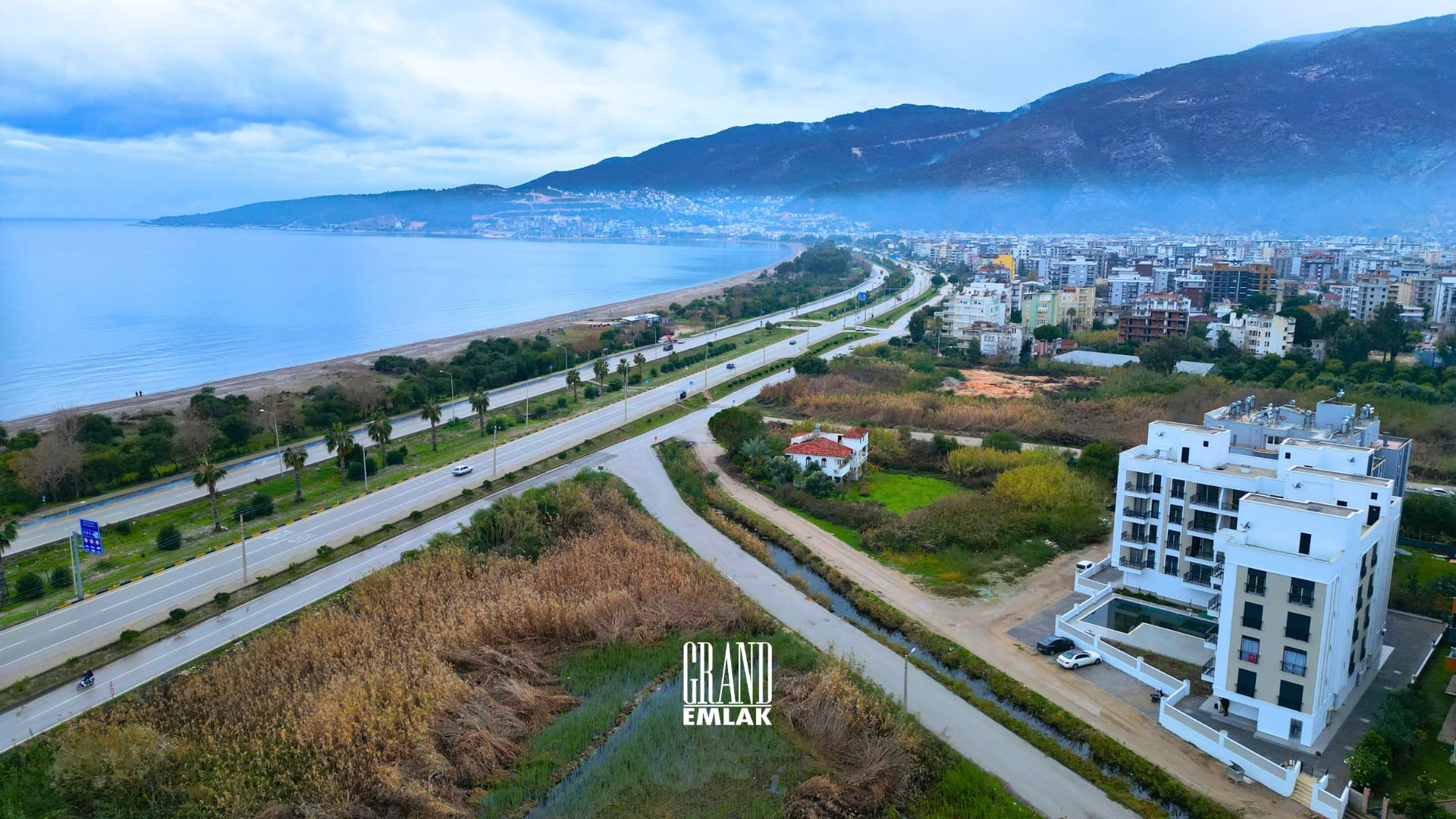 Lukka Coast Sitesi’nde Finike Sahili’ne Yakın 2. katta 1+1 Satılık Daire 1 (2) 1