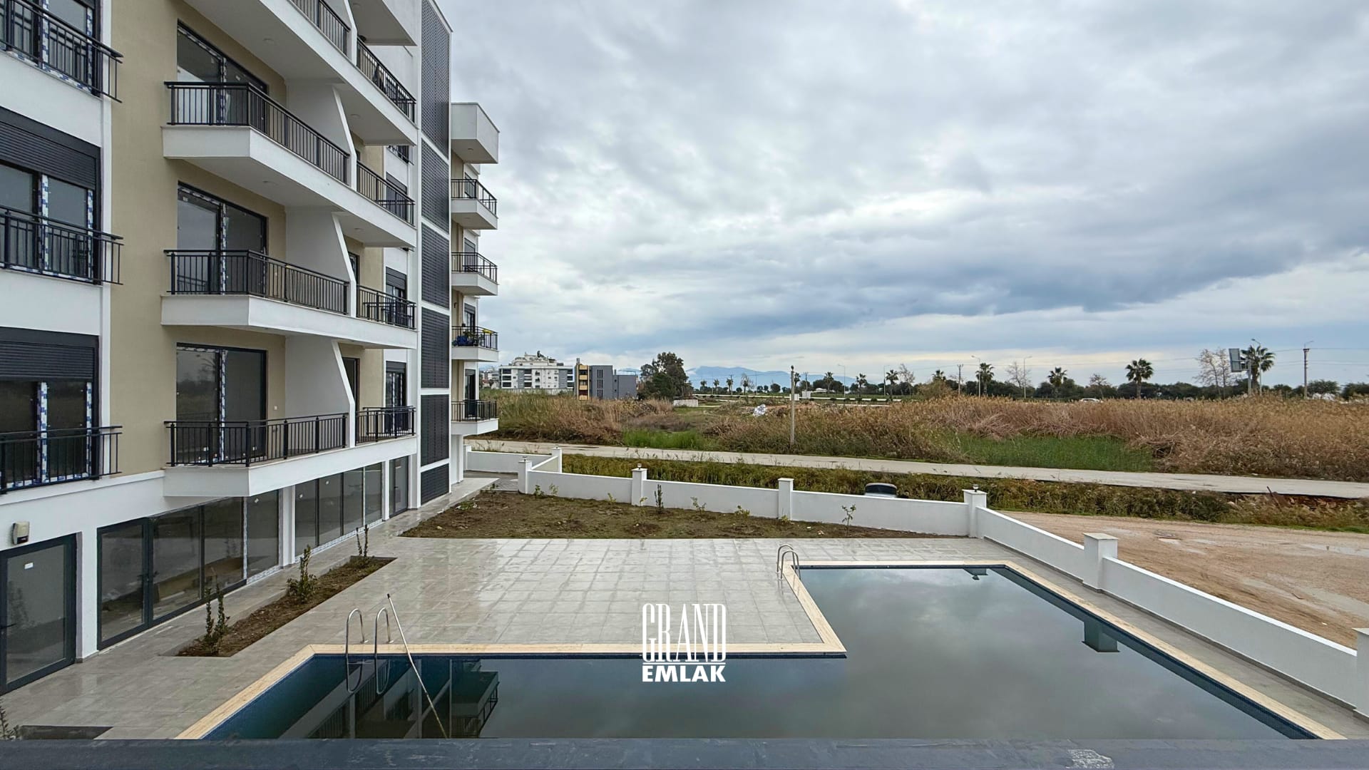 Lukka Coast Sitesi’nde Finike Sahili’ne Yakın 2. katta 1+1 Satılık Daire 1 (7)