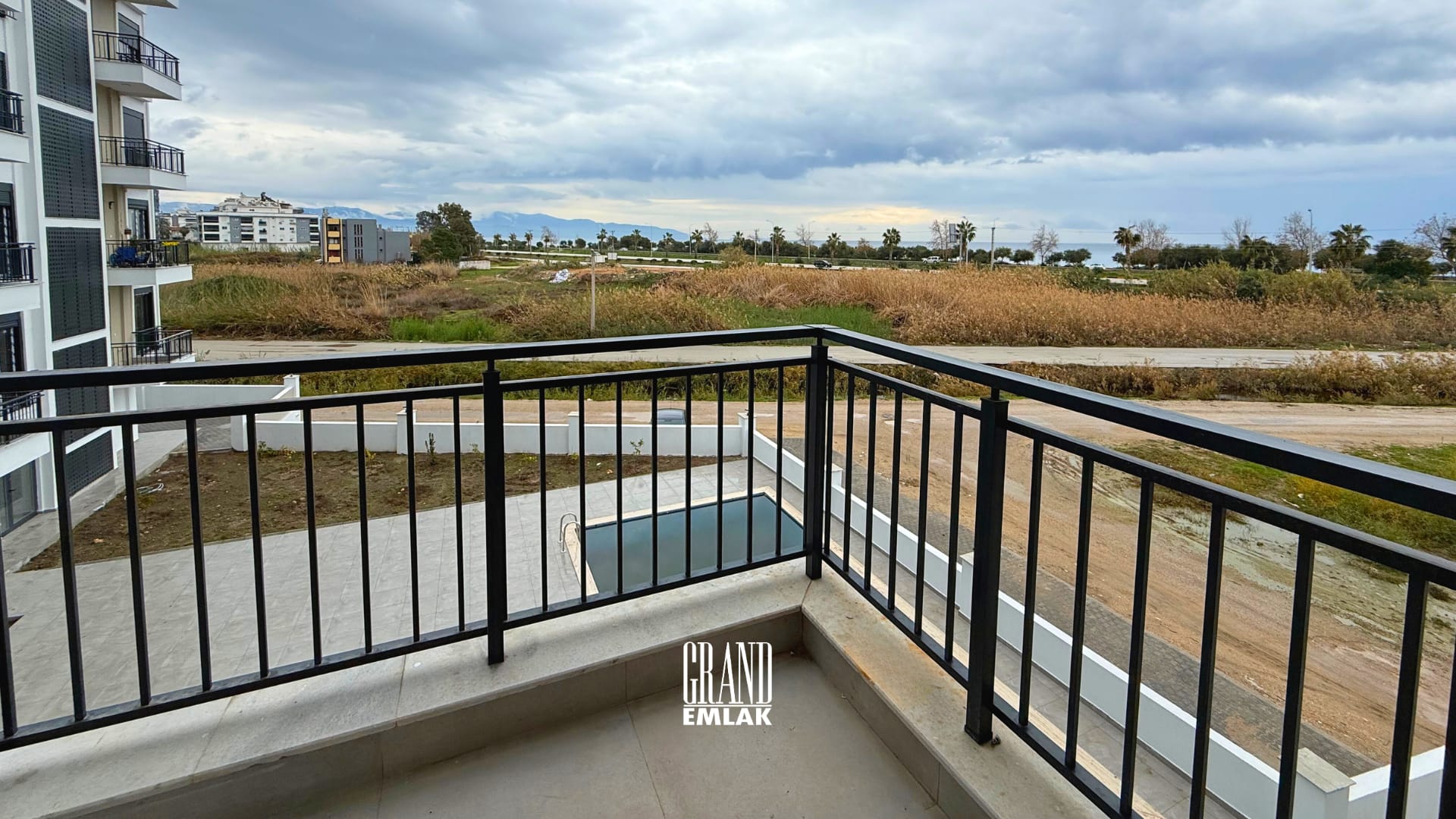 Lukka Coast Sitesi’nde Finike Sahili’ne Yakın 2. katta 1+1 Satılık Daire 1 (8)