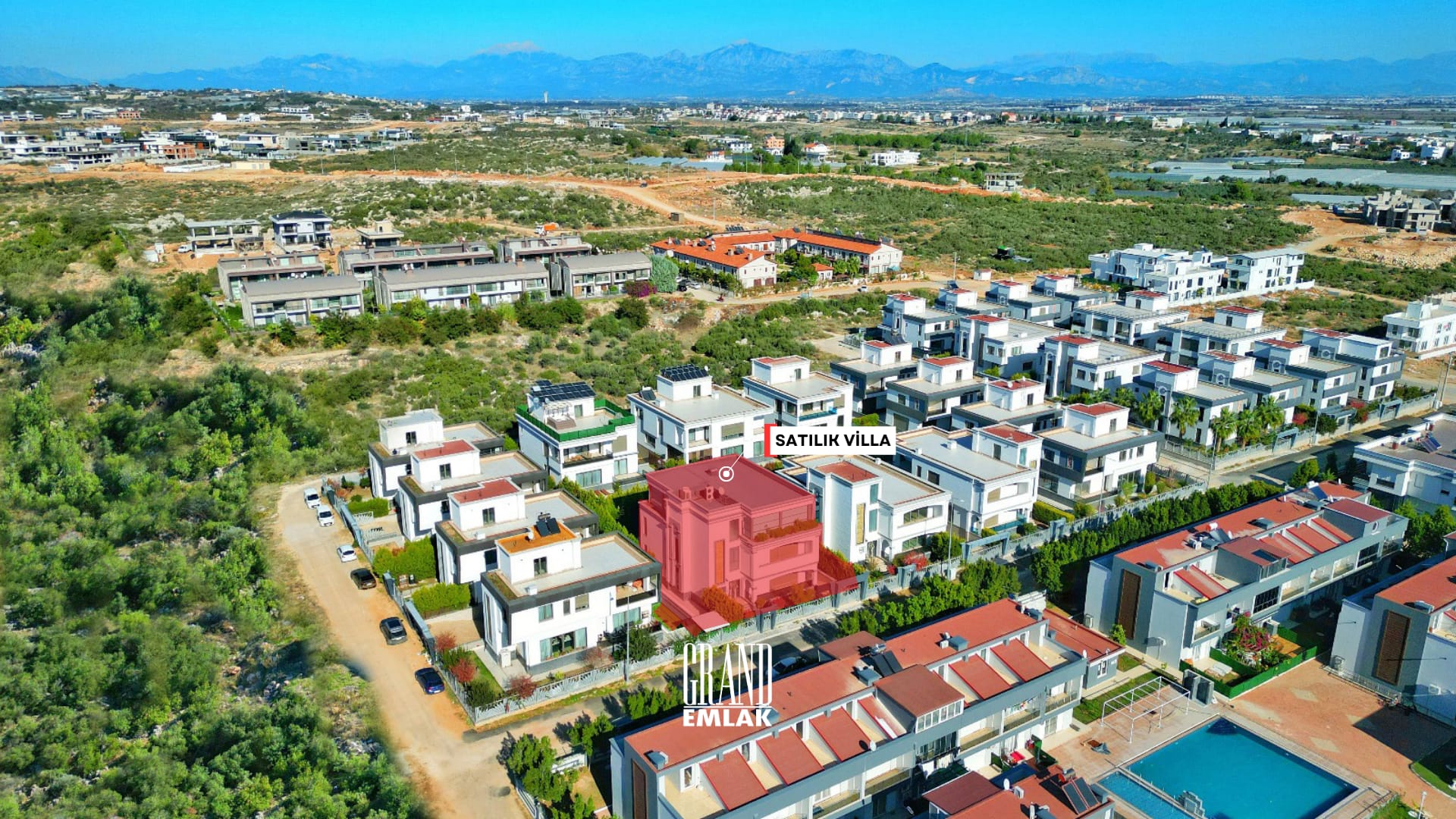 ESİ LARA SİTESİNDE SATILIK 900 M2 6+1 VİLLA
