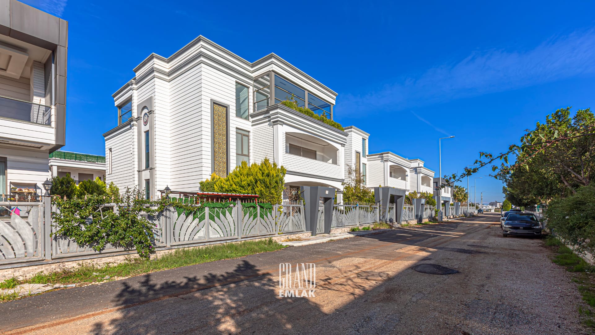 Esi Lara Lüks Site İçeresinde, Özel Açık ve Kapalı Yüzme Havuzlu Satılık 6+1 Asansörlü Villa