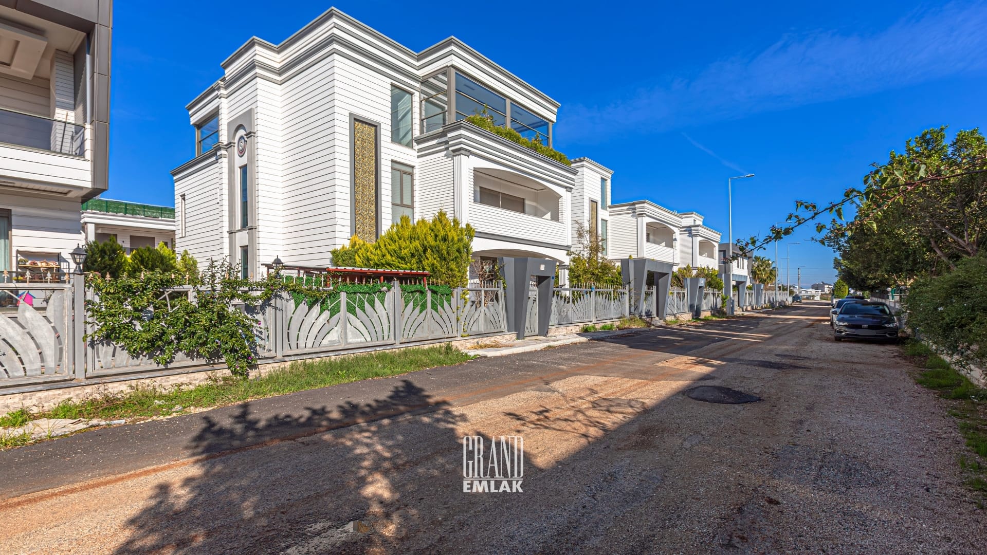 Lüks Site İçeresinde, Özel Açık ve Kapalı Yüzme Havuzlu 6+1 Villa (2)