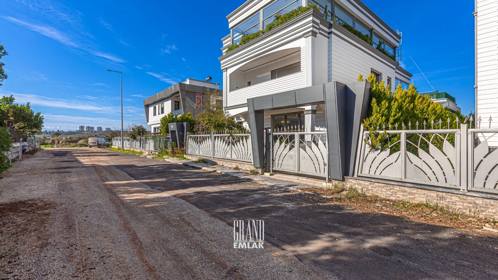 Lüks Site İçeresinde, Özel Açık ve Kapalı Yüzme Havuzlu 6+1 Villa (3)