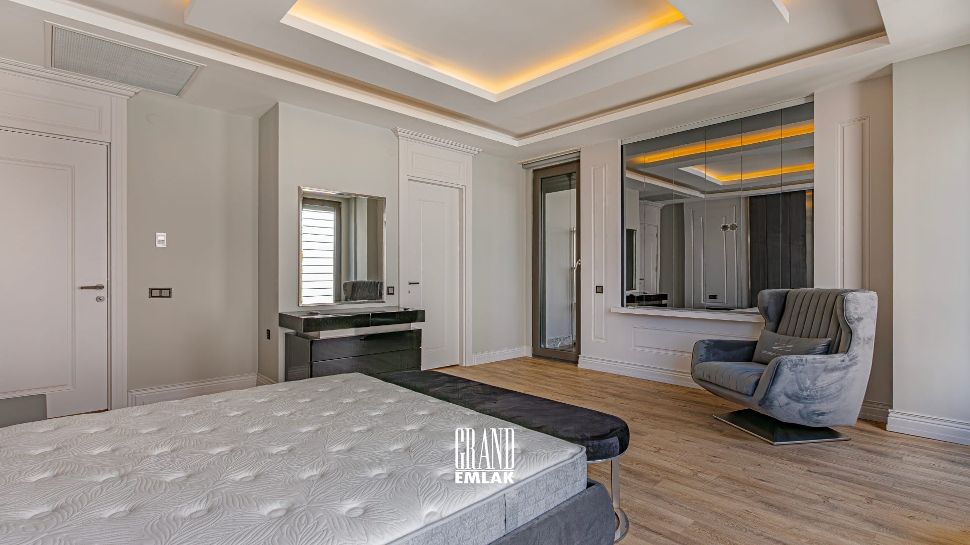 Lüks Site İçeresinde, Özel Açık ve Kapalı Yüzme Havuzlu 6+1 Villa (40)