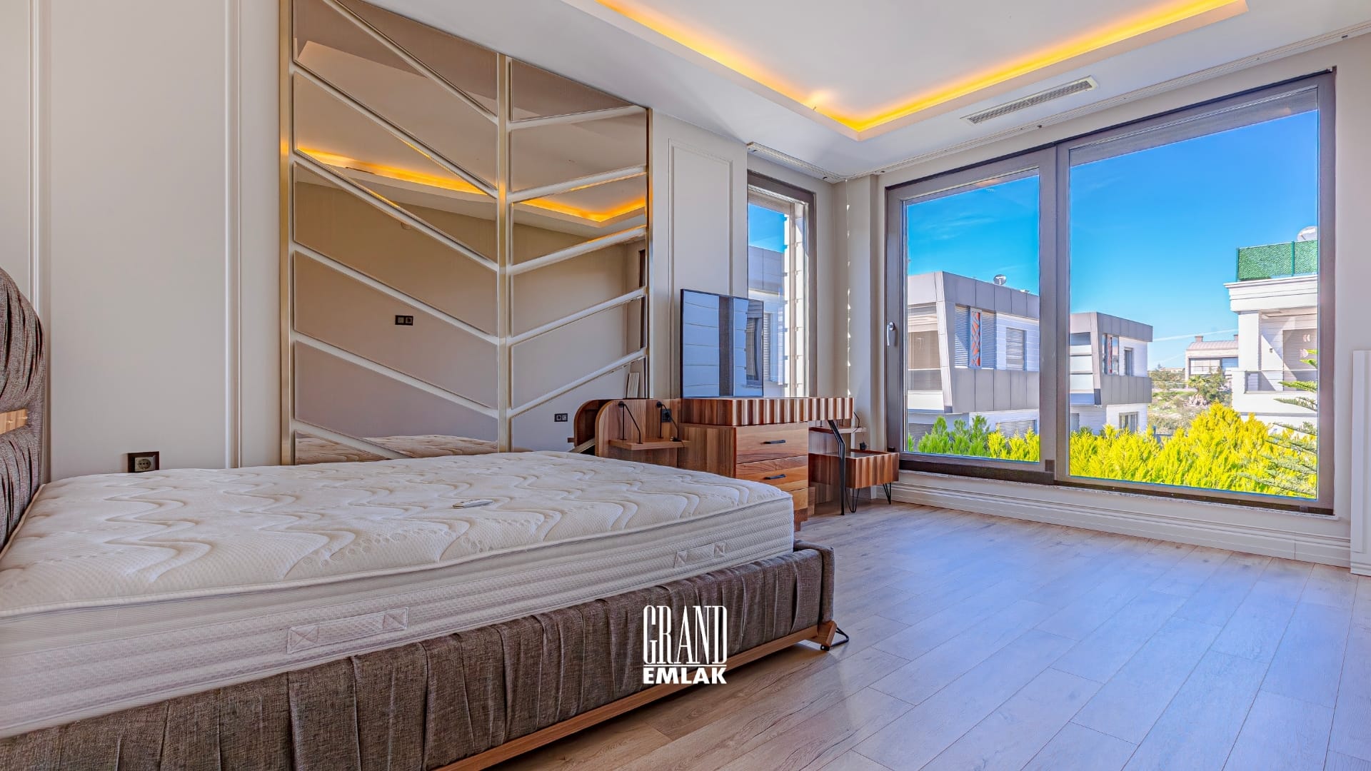 Lüks Site İçeresinde, Özel Açık ve Kapalı Yüzme Havuzlu 6+1 Villa (51)
