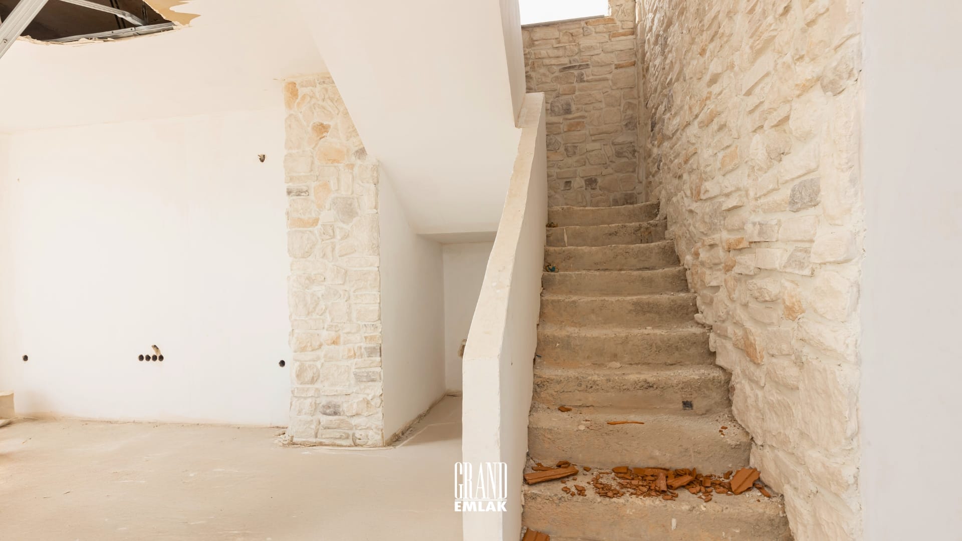 gaziler’de villa grand logolu (16)