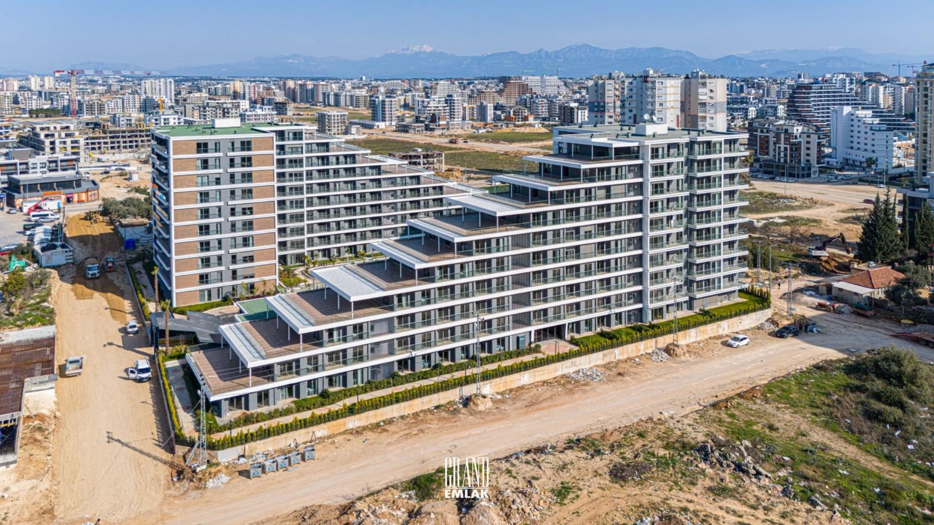 Altıntaş Cross Twins’te Havuz Cepheli 1+1 Satılık Daire (2)