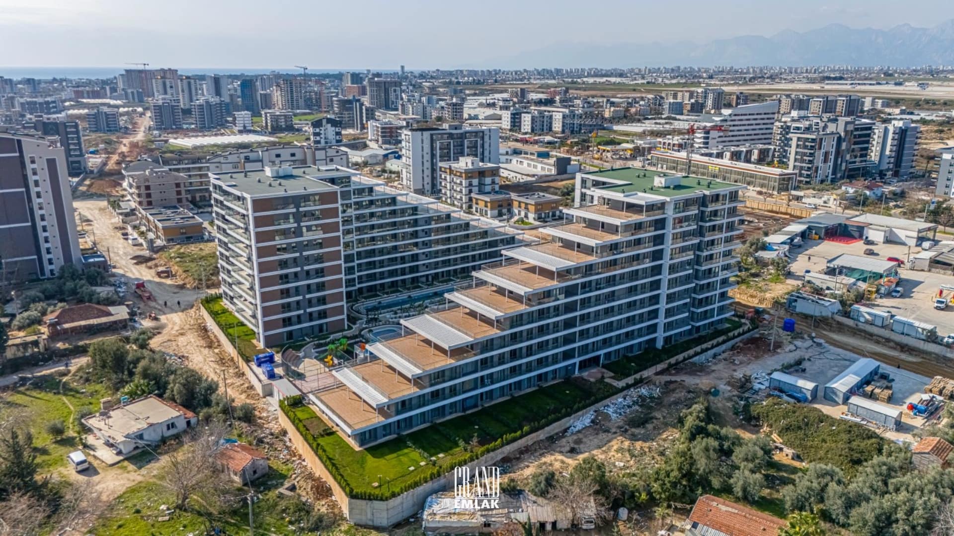 Altıntaş Cross Twins’te Havuz Cepheli 1+1 Satılık Daire (3)