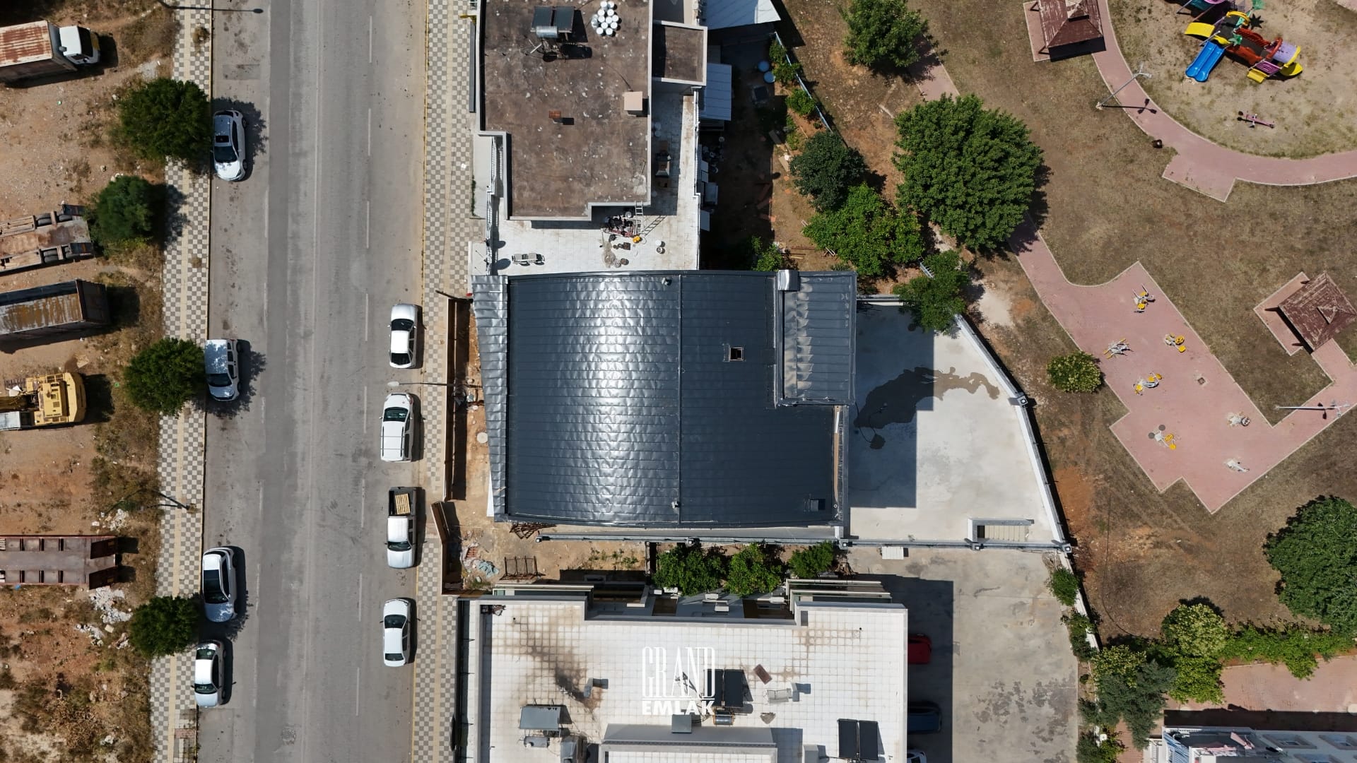 kiralık komple bina dükkan logolu (16)