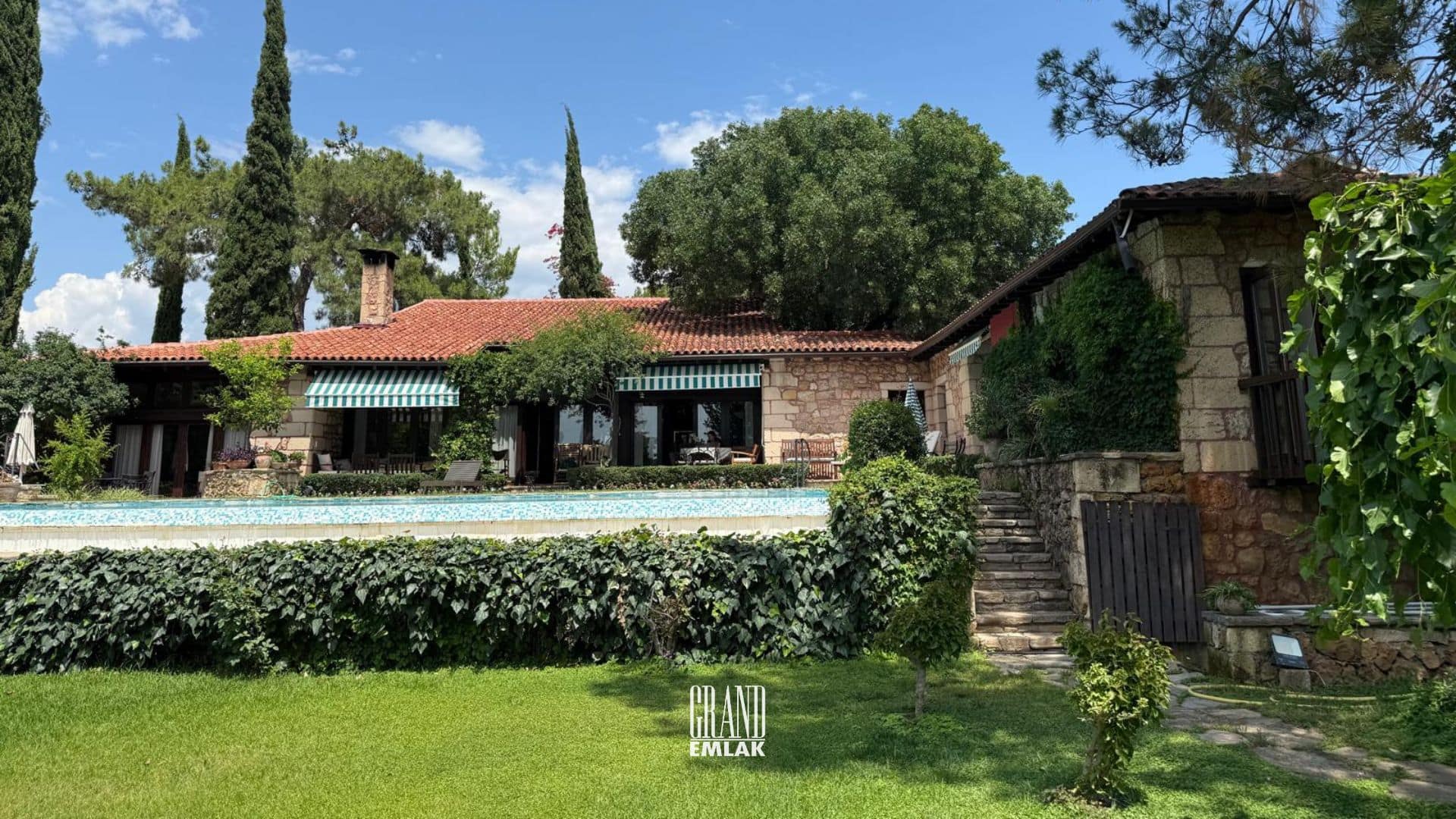 ANTALYA AKSU DA SATILIK ŞAHANE ÇİFTLİK EVİ (15)