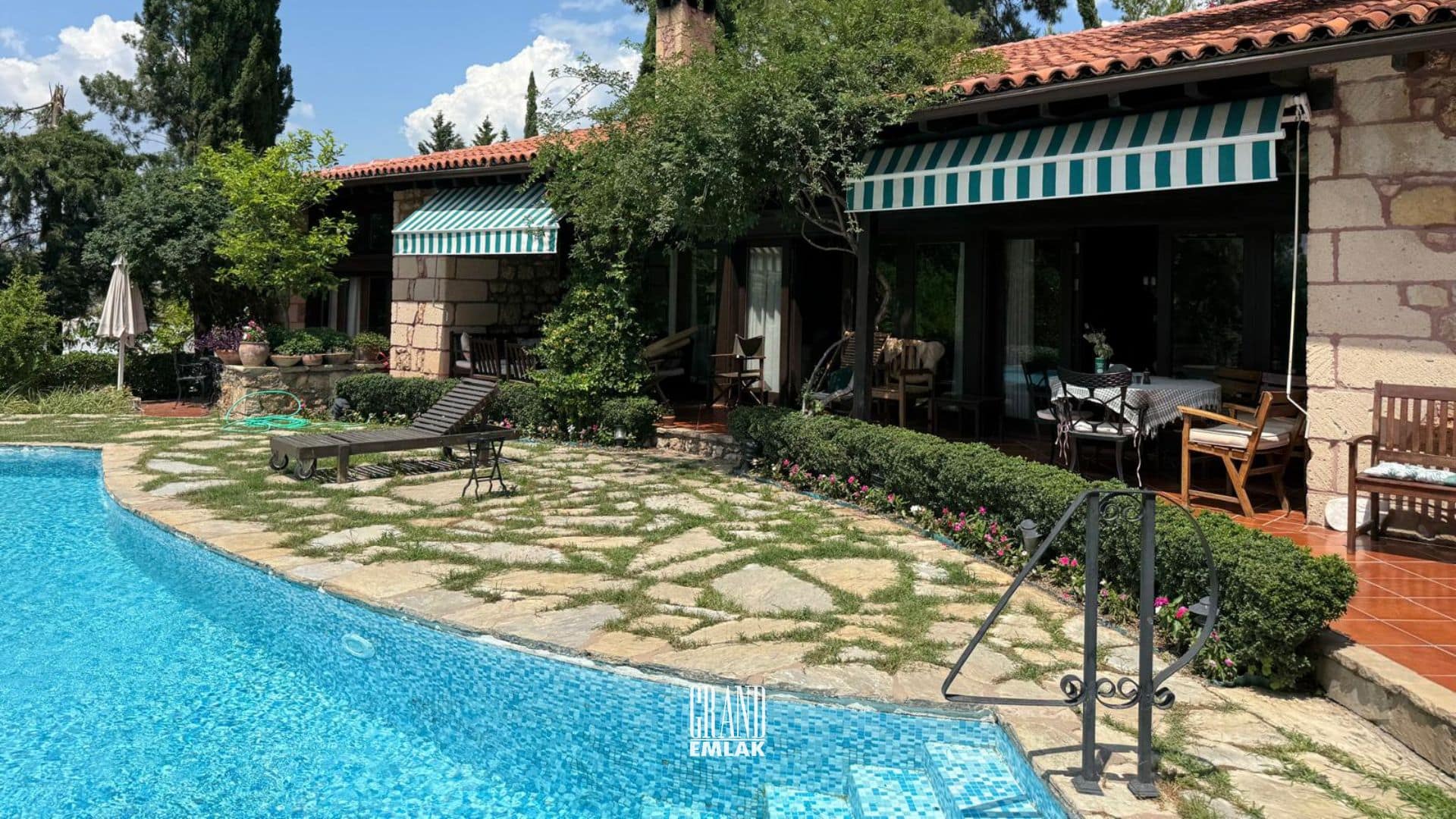 ANTALYA AKSU DA SATILIK ŞAHANE ÇİFTLİK EVİ (8)
