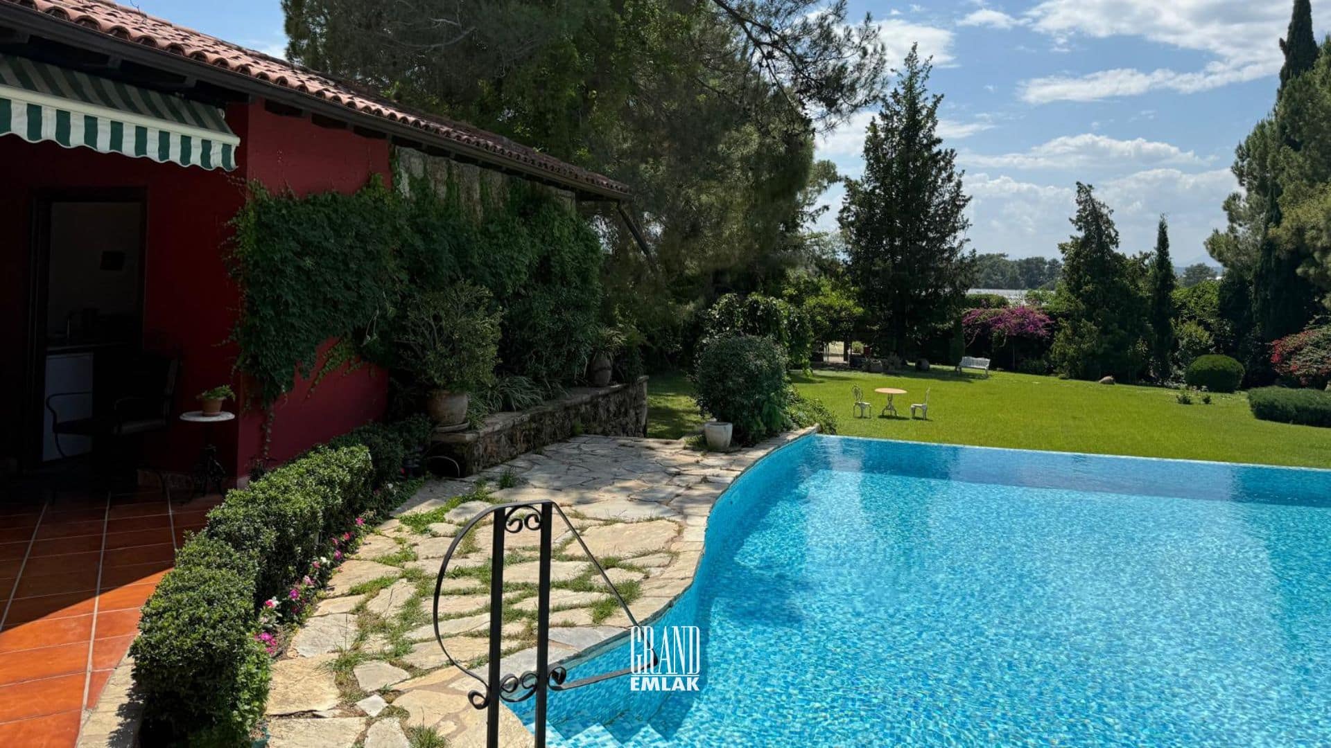 ANTALYA AKSU DA SATILIK ŞAHANE ÇİFTLİK EVİ (9)