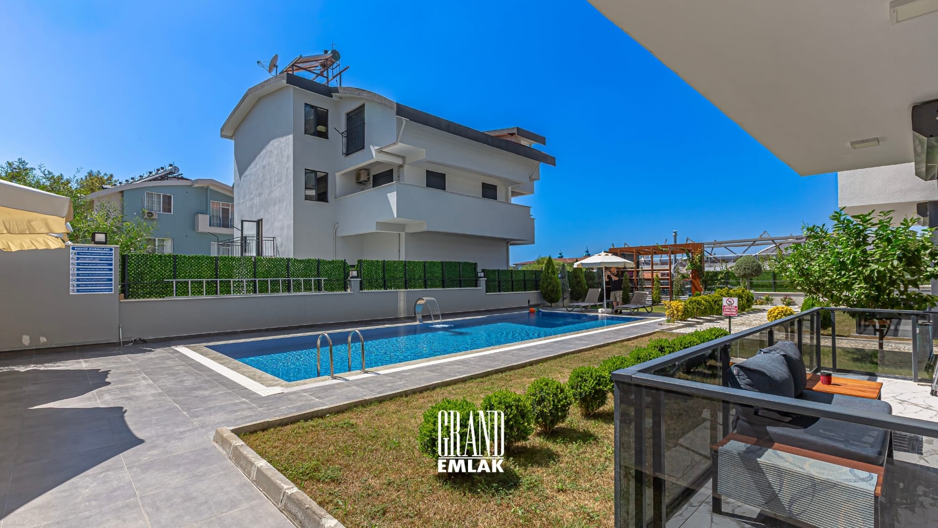 Manavgat’ta Denize Yakın Lojman Olabilecek Satılık 10 Odalı Butik Otel DRON logolu (18)