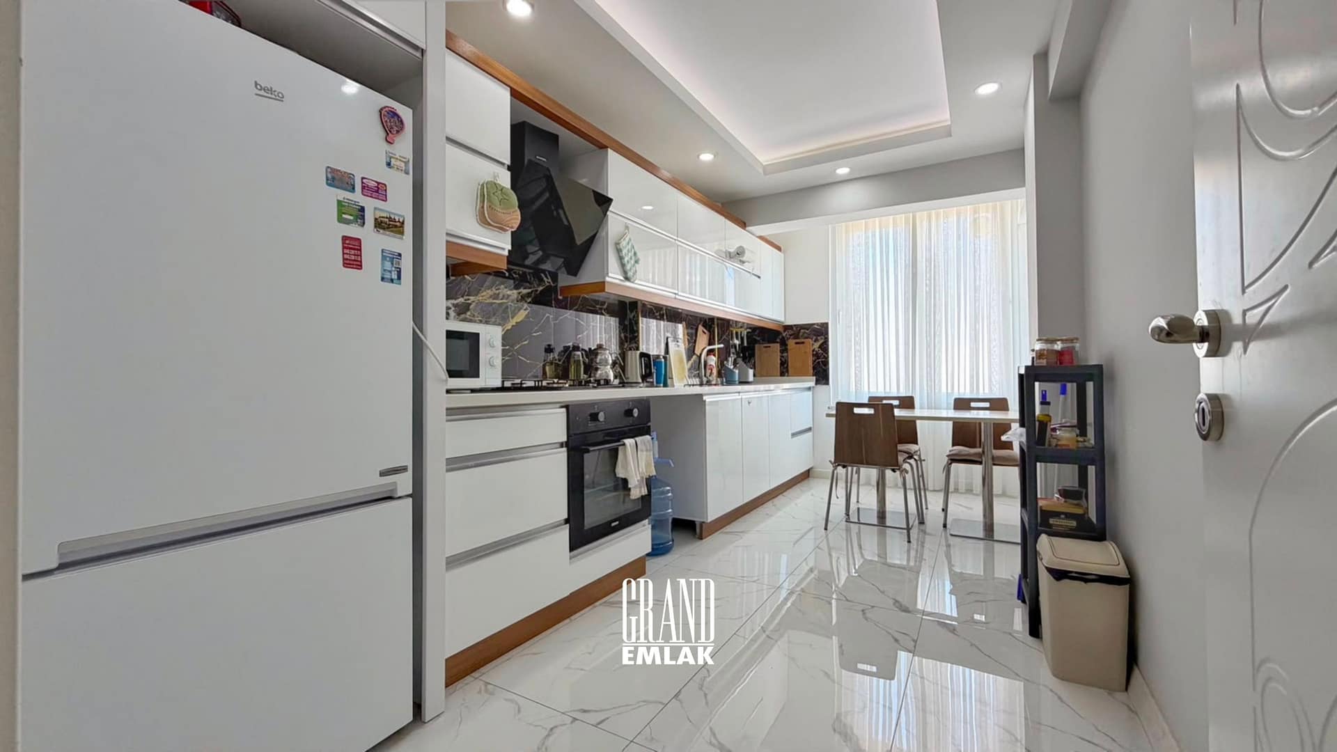 KUŞKAVADA DENİZE YÜRÜME MESAFESİNDE GENİŞ VE KONFORLU 3+1 DAİRE 1 (12)