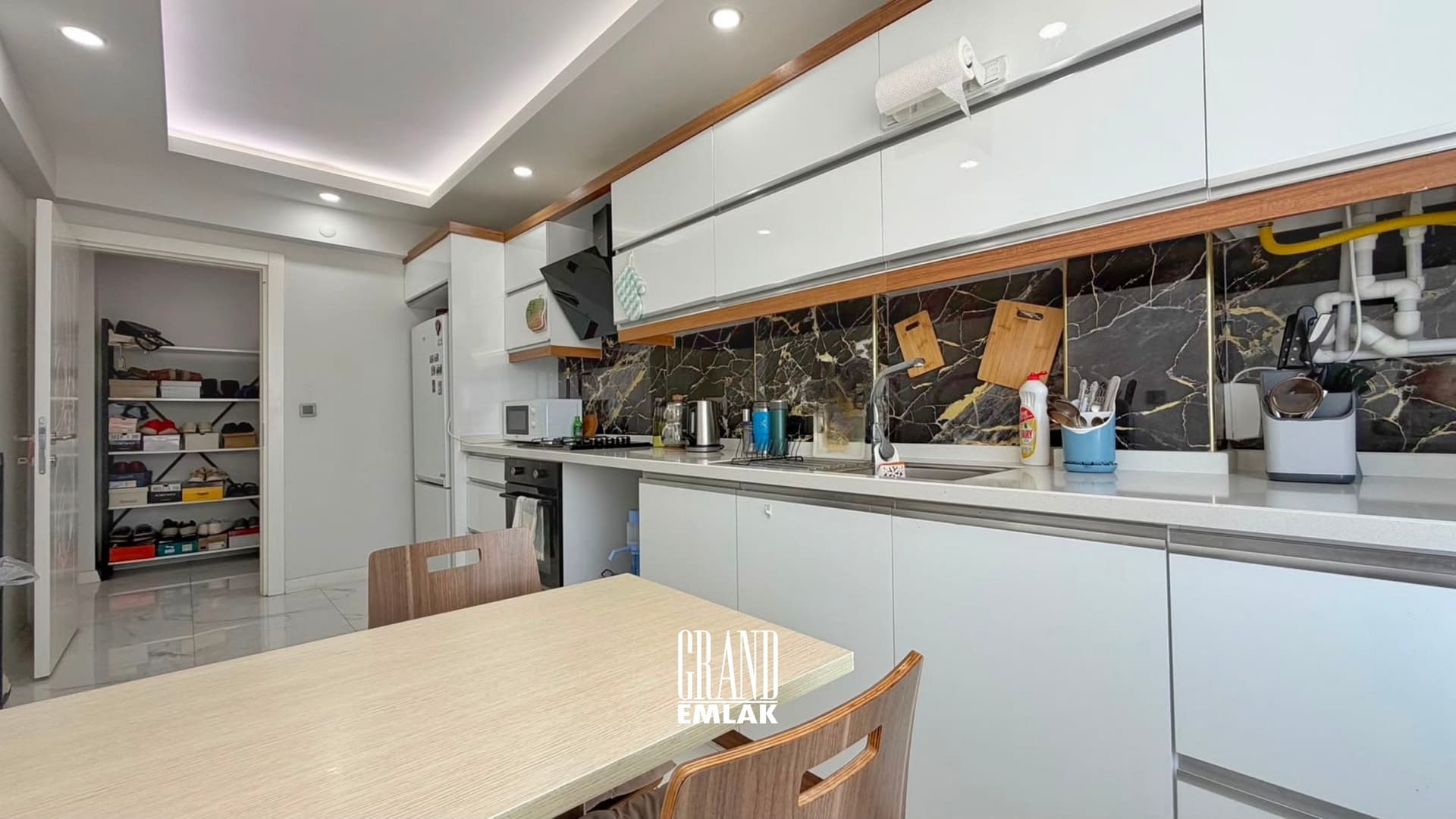 KUŞKAVADA DENİZE YÜRÜME MESAFESİNDE GENİŞ VE KONFORLU 3+1 DAİRE 1 (13)