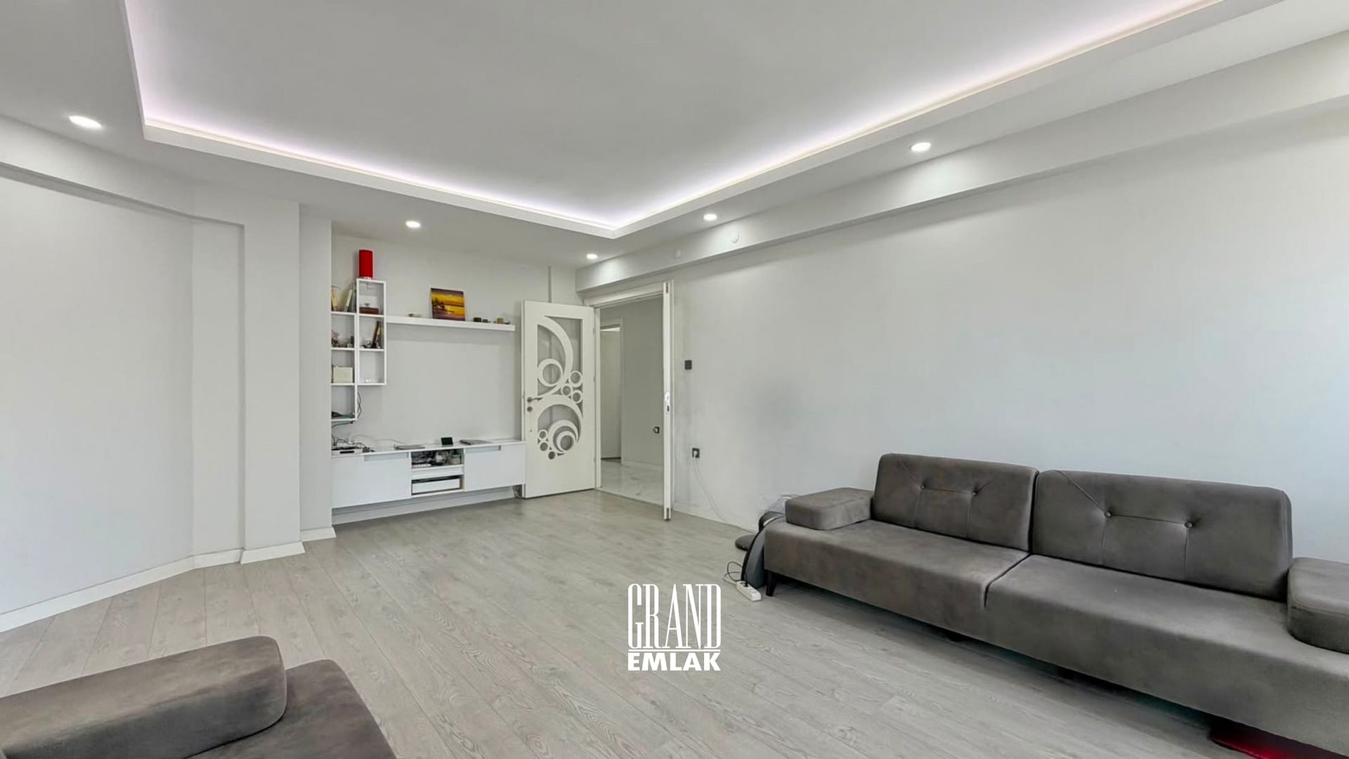 KUŞKAVADA DENİZE YÜRÜME MESAFESİNDE GENİŞ VE KONFORLU 3+1 DAİRE 1 (15)