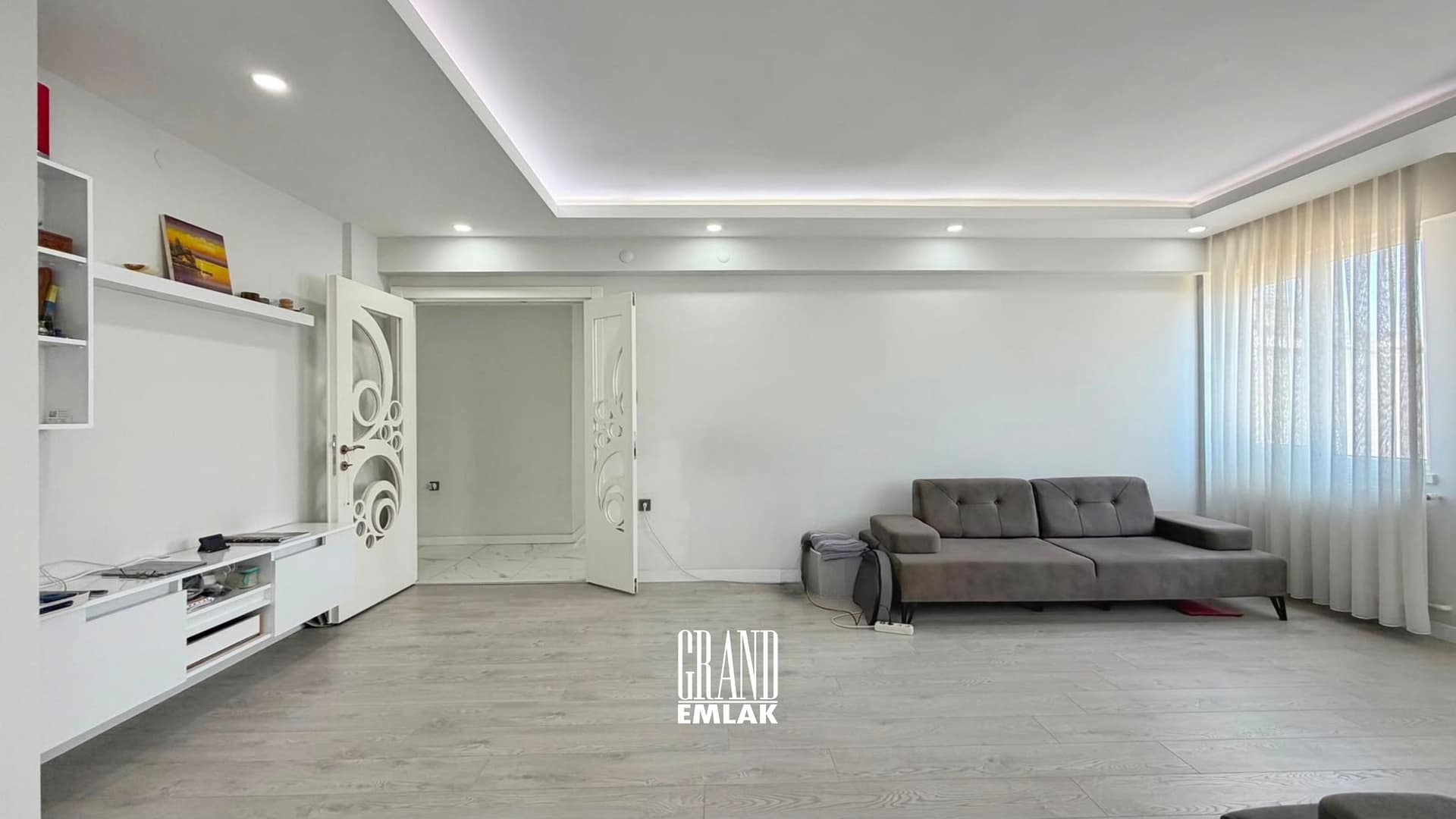 KUŞKAVADA DENİZE YÜRÜME MESAFESİNDE GENİŞ VE KONFORLU 3+1 DAİRE 1 (17)