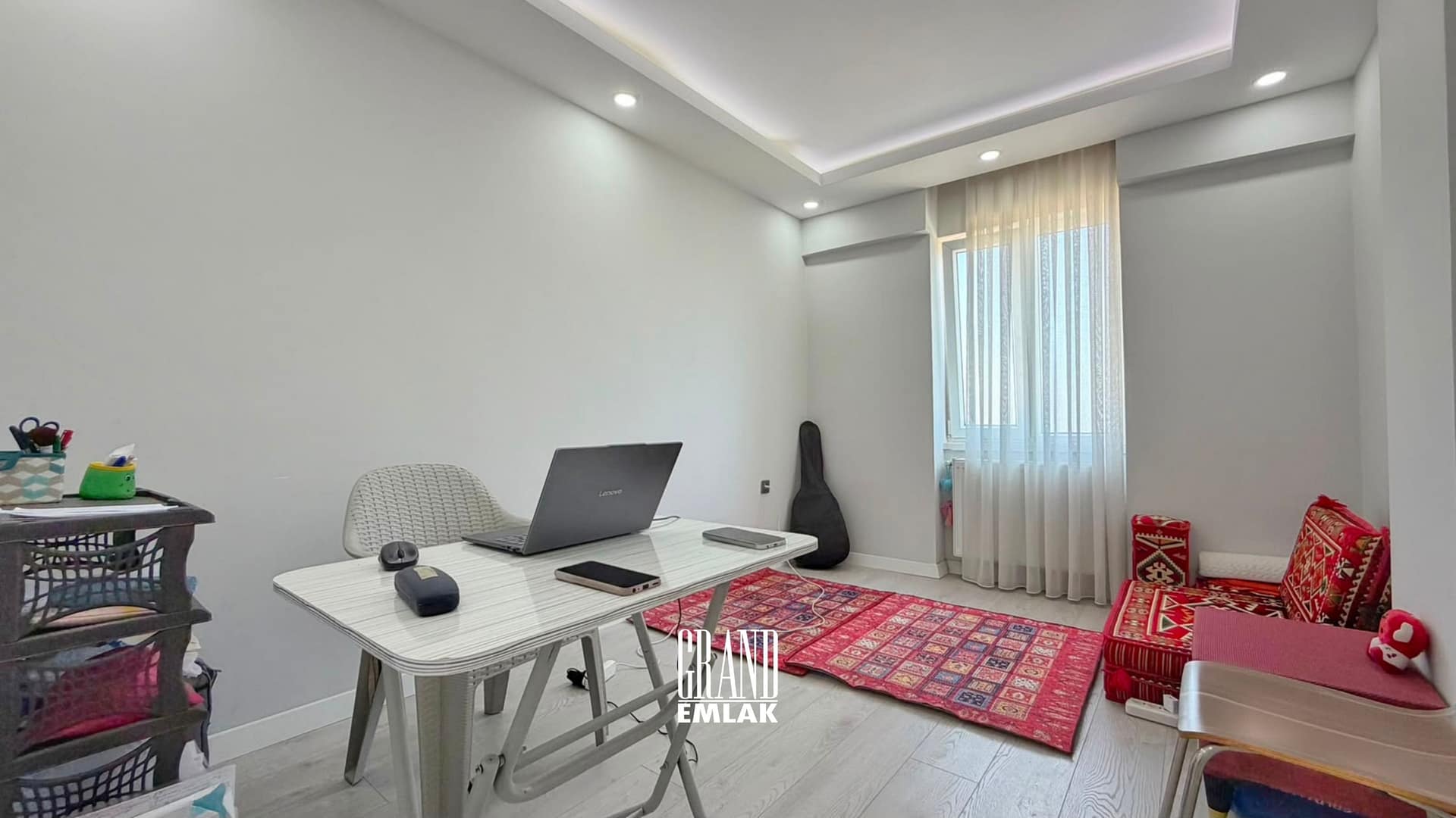 KUŞKAVADA DENİZE YÜRÜME MESAFESİNDE GENİŞ VE KONFORLU 3+1 DAİRE 1 (18)