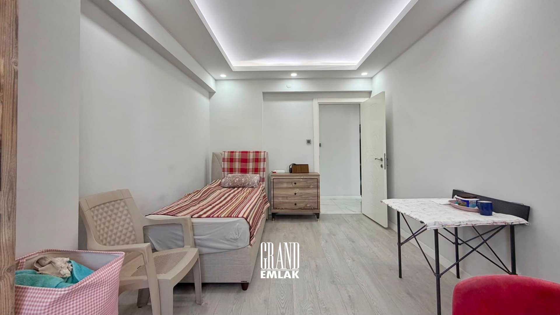 KUŞKAVADA DENİZE YÜRÜME MESAFESİNDE GENİŞ VE KONFORLU 3+1 DAİRE 1 (19)