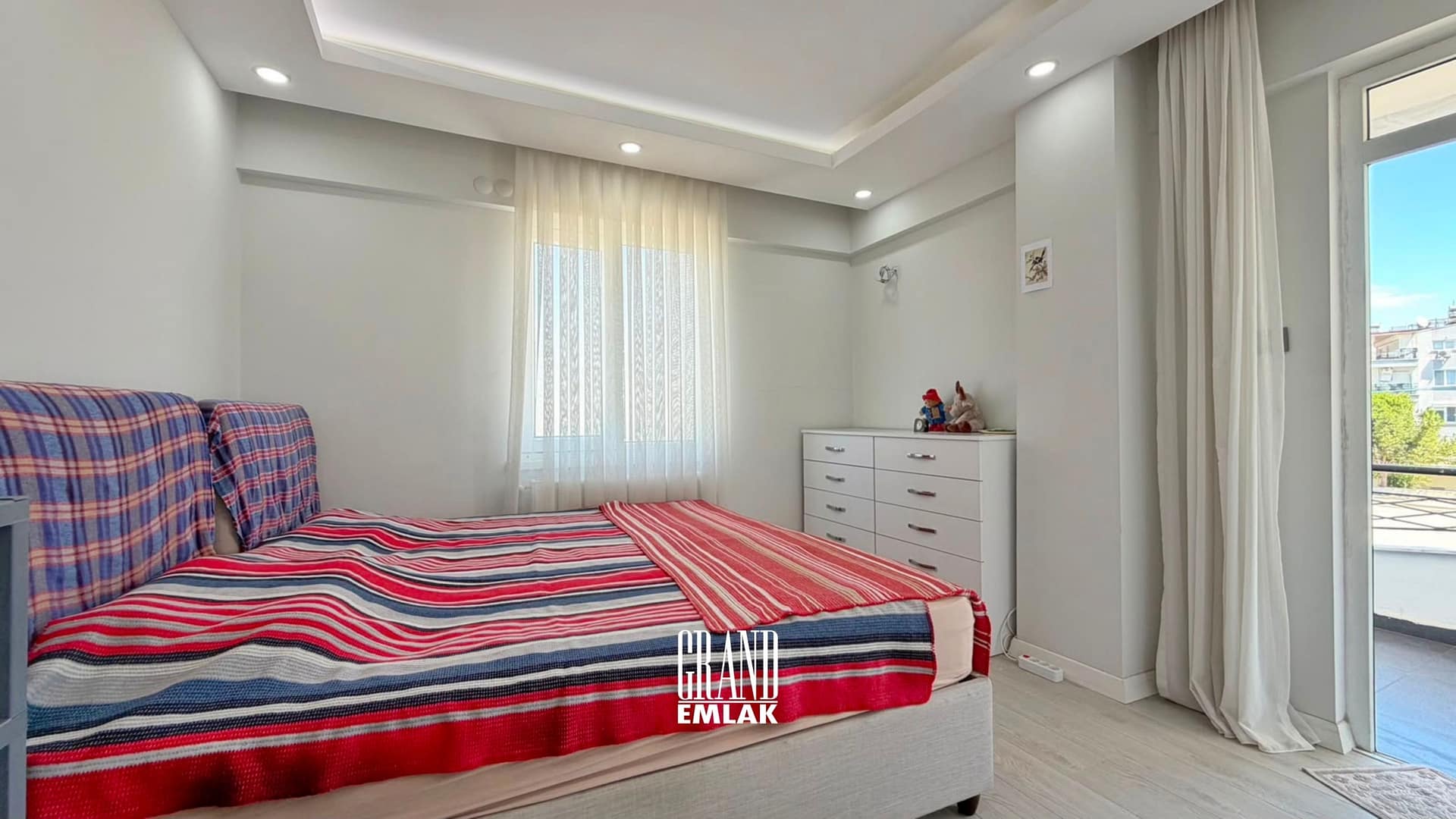 KUŞKAVADA DENİZE YÜRÜME MESAFESİNDE GENİŞ VE KONFORLU 3+1 DAİRE 1 (2)