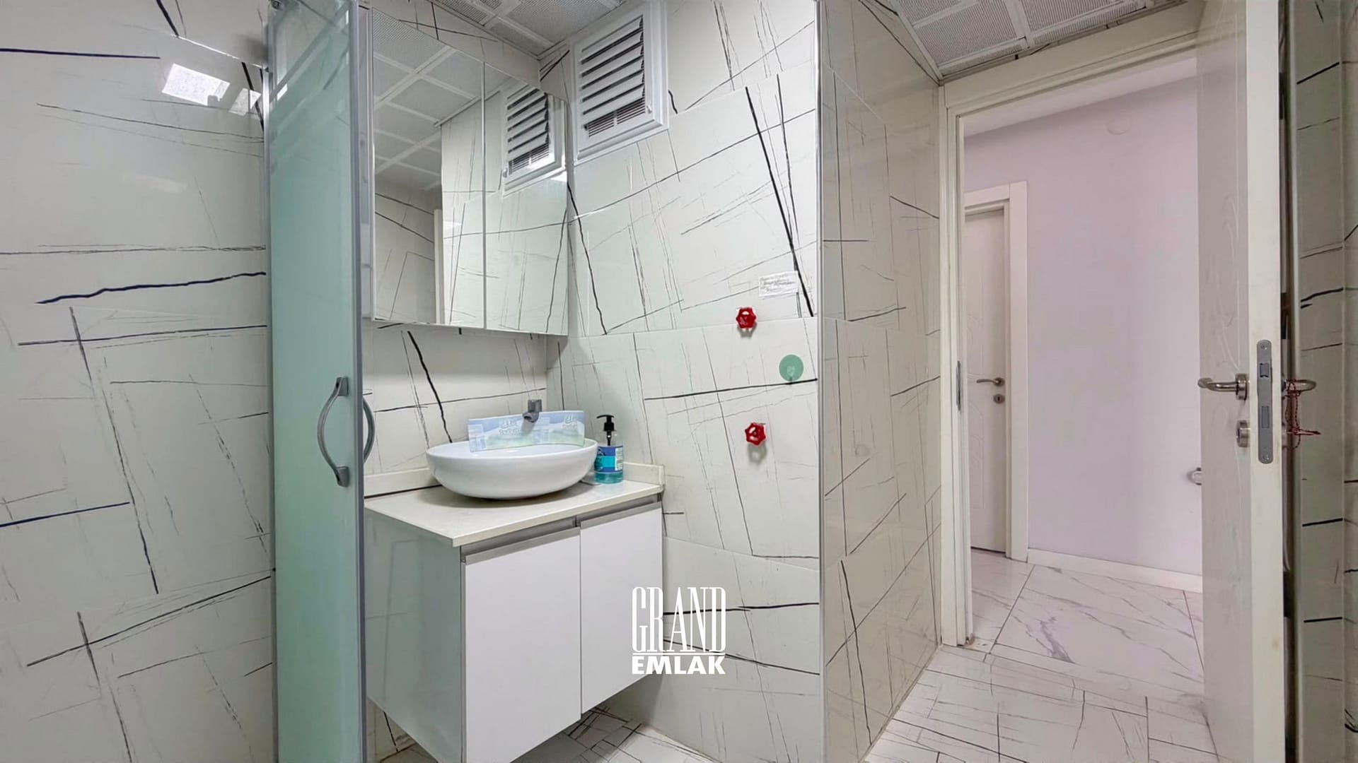KUŞKAVADA DENİZE YÜRÜME MESAFESİNDE GENİŞ VE KONFORLU 3+1 DAİRE 1 (3)