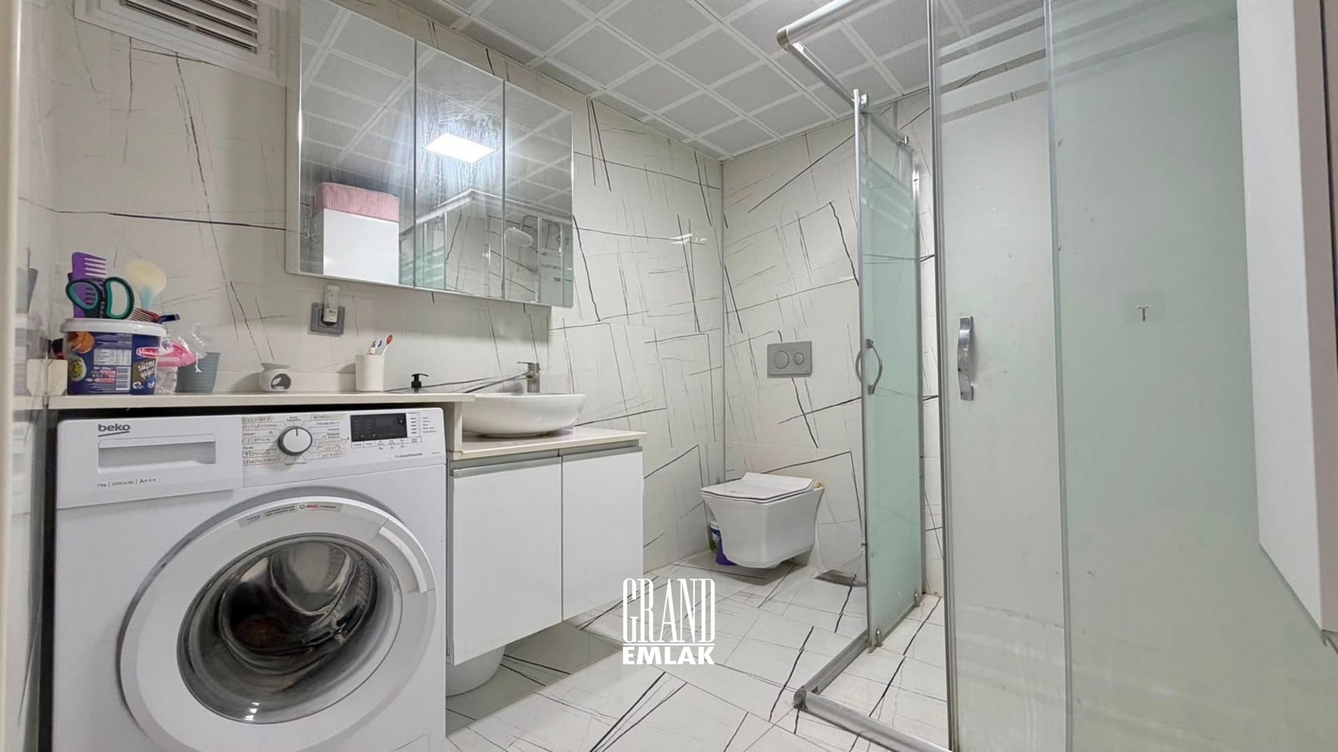 KUŞKAVADA DENİZE YÜRÜME MESAFESİNDE GENİŞ VE KONFORLU 3+1 DAİRE 1 (4)