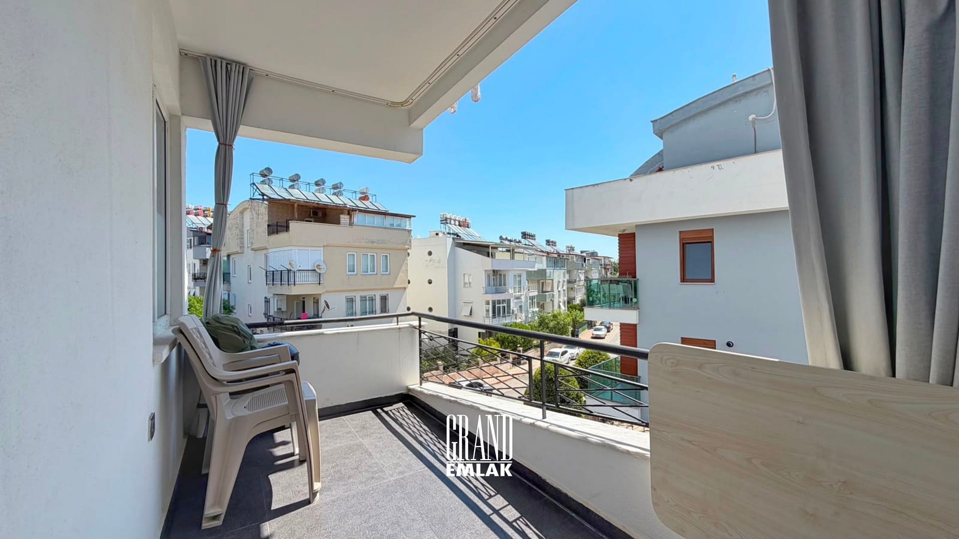 KUŞKAVADA DENİZE YÜRÜME MESAFESİNDE GENİŞ VE KONFORLU 3+1 DAİRE 1 (5)