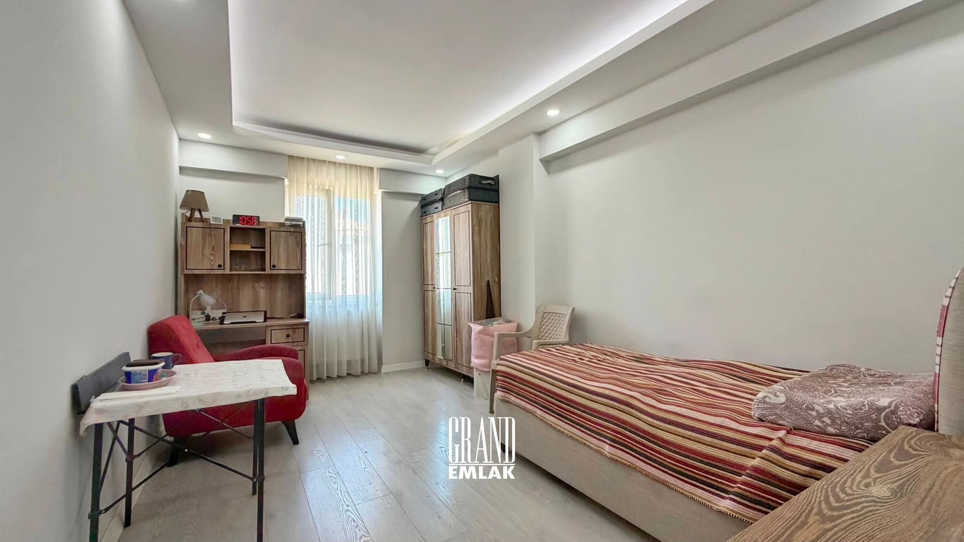 KUŞKAVADA DENİZE YÜRÜME MESAFESİNDE GENİŞ VE KONFORLU 3+1 DAİRE 1 (6)