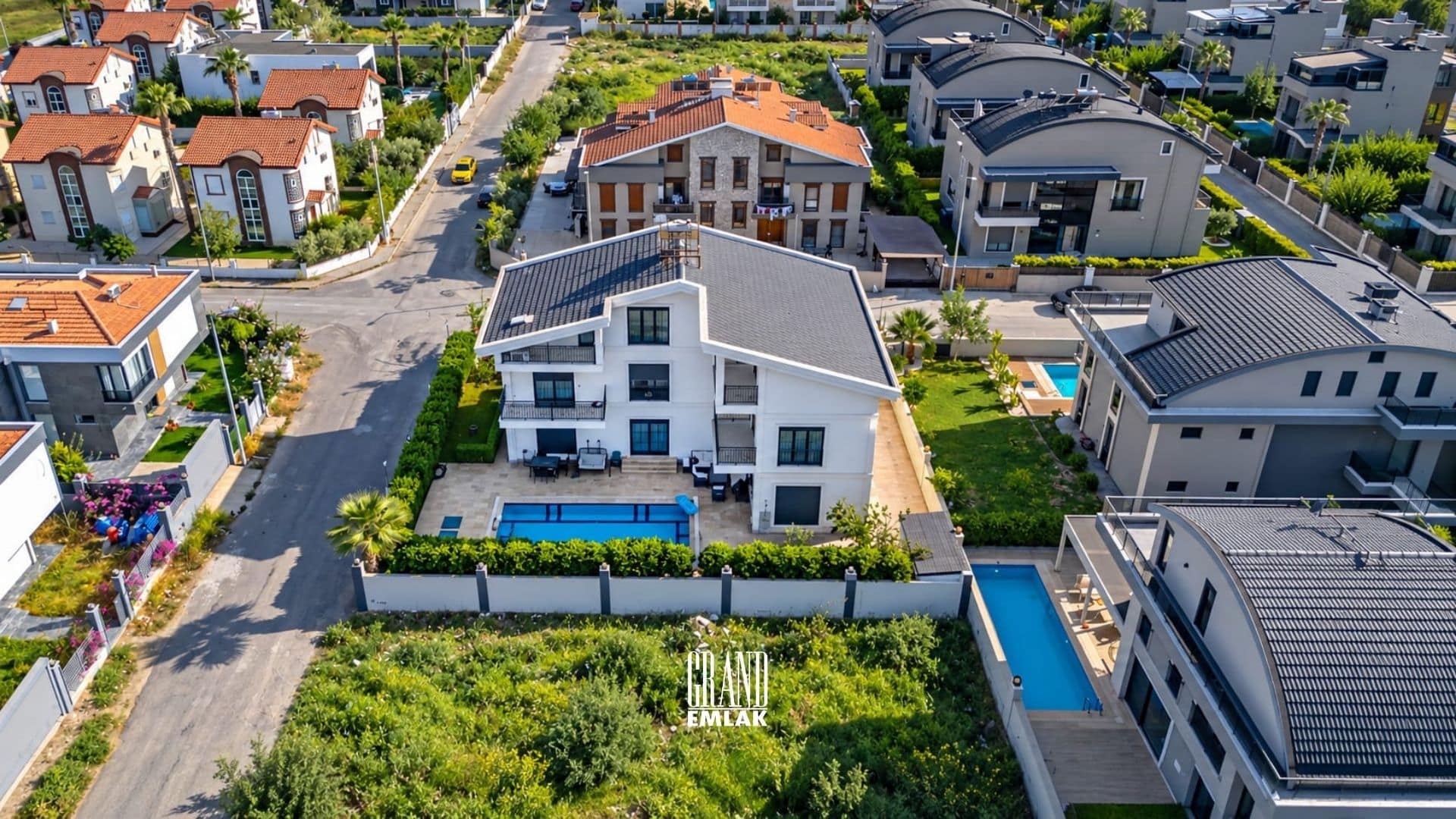 Belek’te 600 m² Köşe Parselde Özel Tasarımlı Satılık (9)