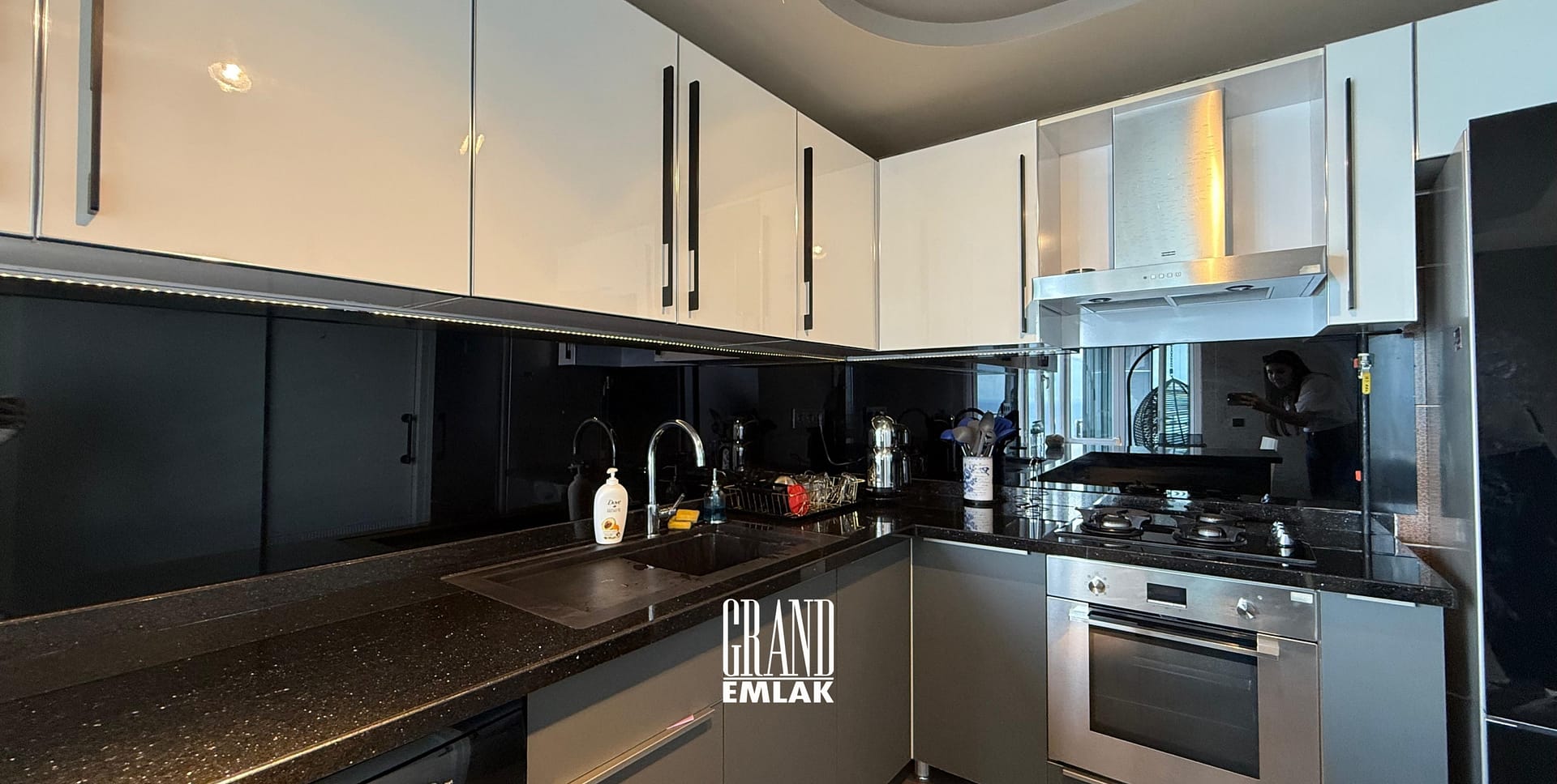 Kılıçarslan Sitesinde Denize Sıfır Lüks Eşyalı 12.Katta 3+1 Kiralık Daire (11)