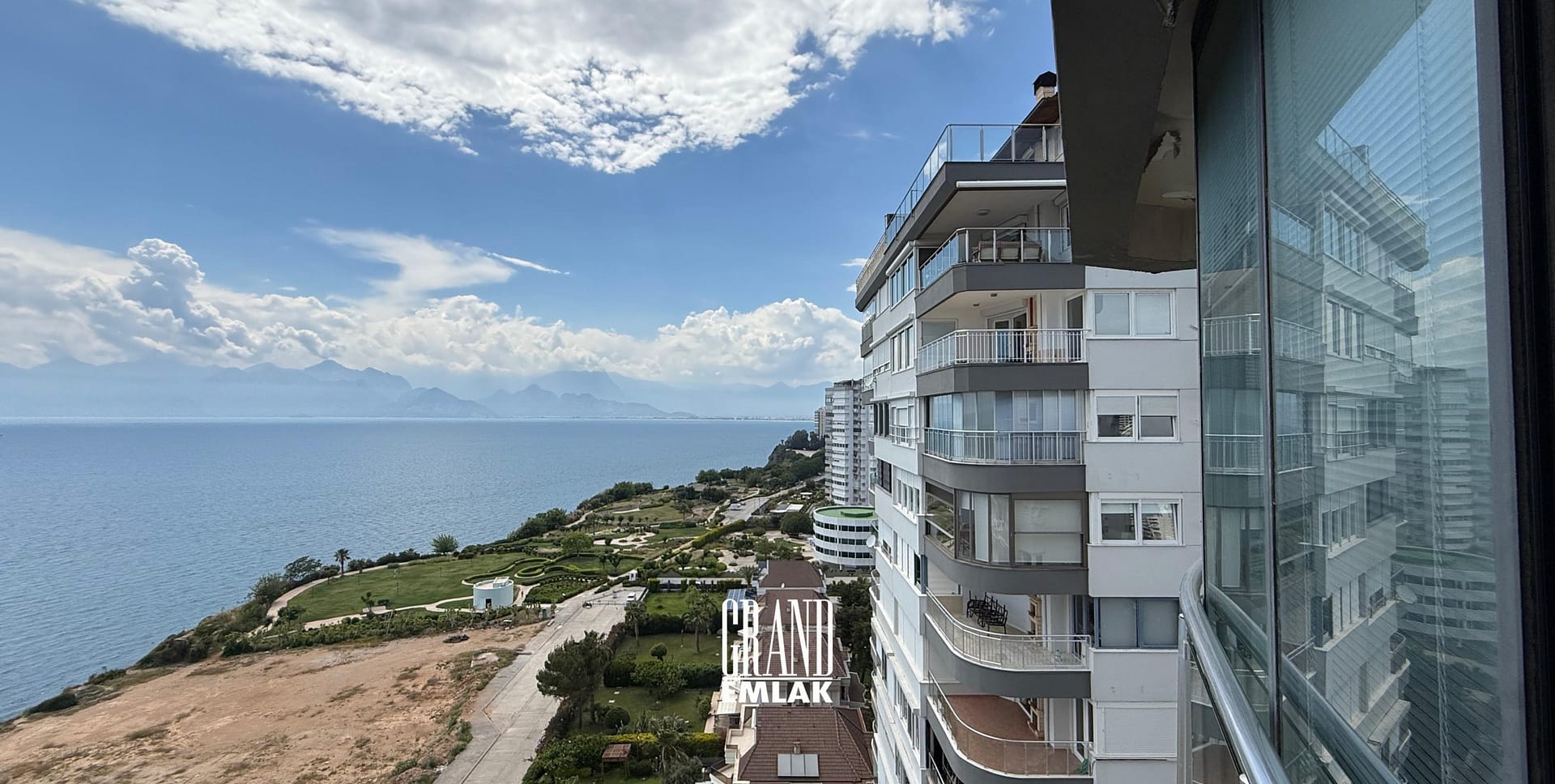 Kılıçarslan Sitesinde Denize Sıfır Lüks Eşyalı 12.Katta 3+1 Kiralık Daire (5)