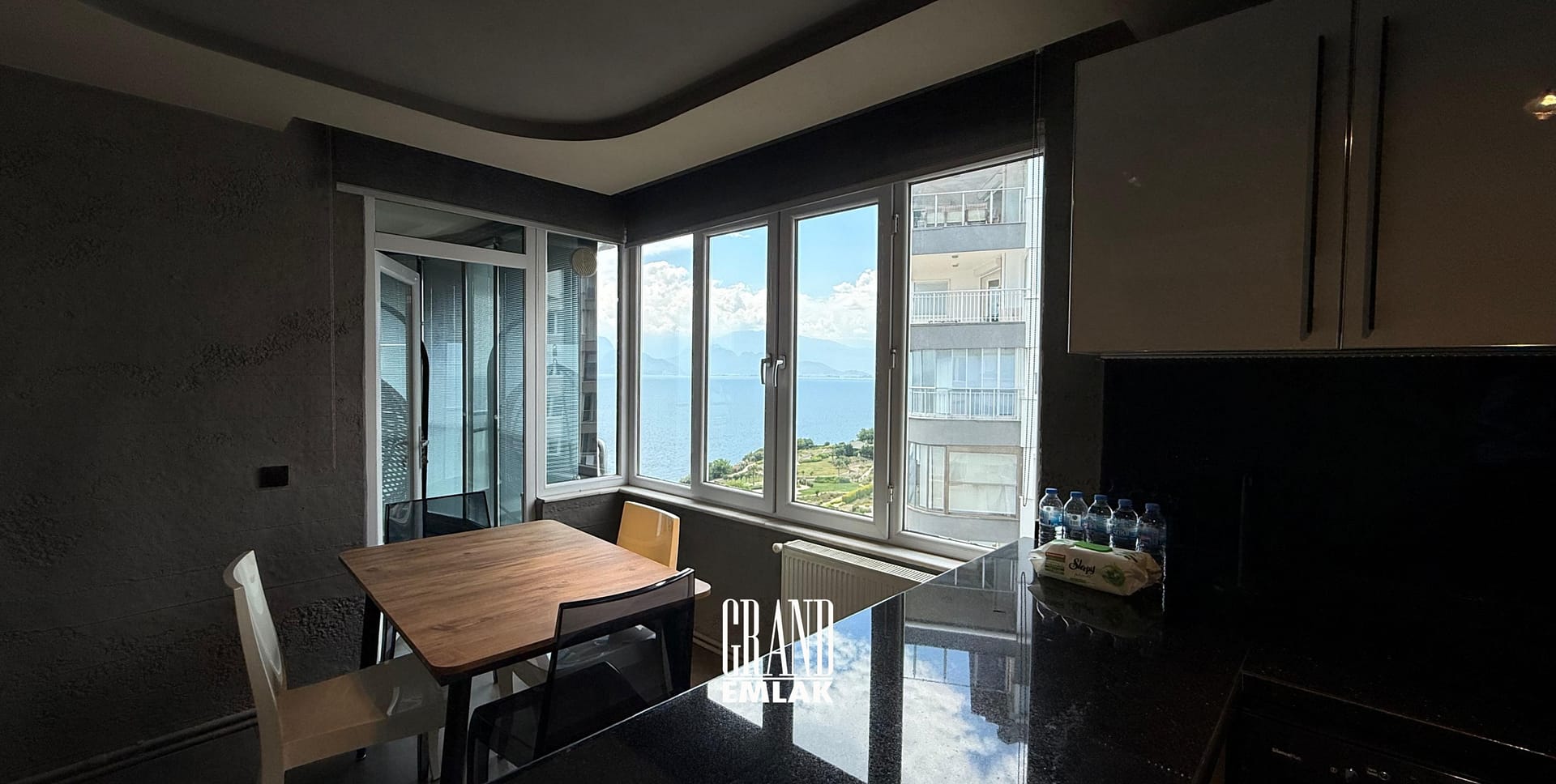 Kılıçarslan Sitesinde Denize Sıfır Lüks Eşyalı 12.Katta 3+1 Kiralık Daire (9)